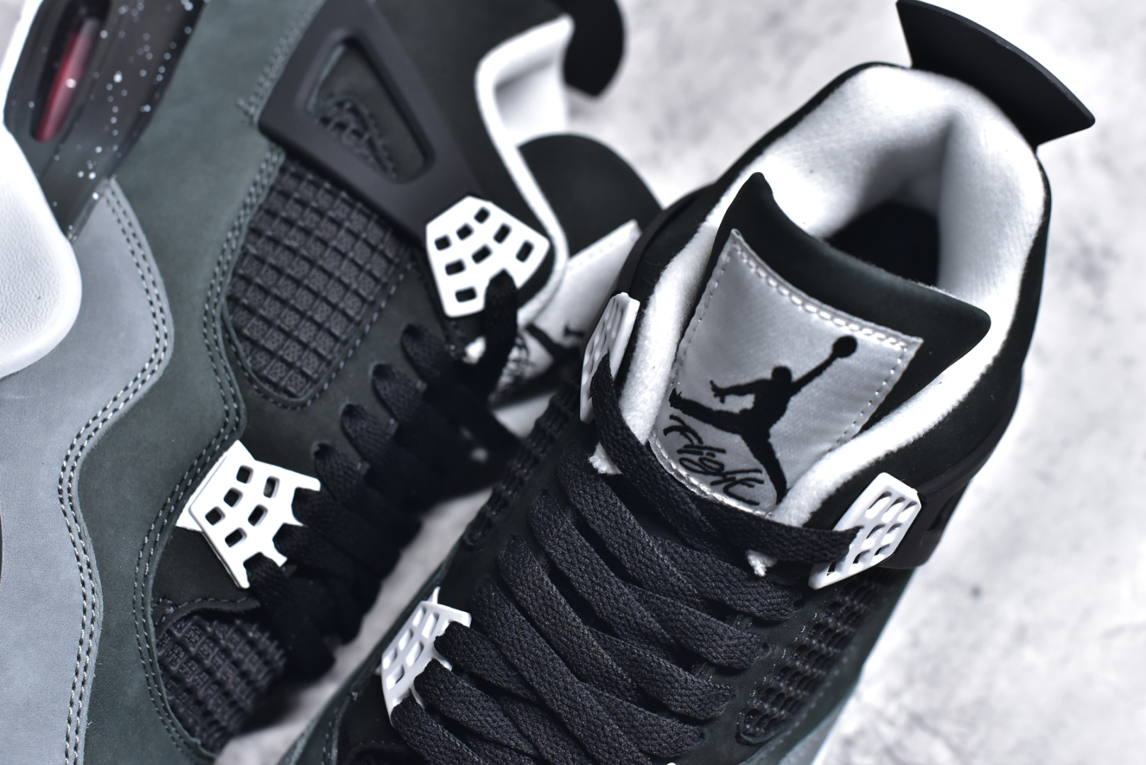 图片[9]-#Air Jordan 4 \”Fear\” AJ4 乔4恐惧套装 复刻篮球鞋 #鞋身整体以深色为主色调，鞋面采用黑、深灰、浅灰三色拼接呈现，采用高规格的麂皮材质打造，营造出不俗的质感。鞋舌标签、鞋带孔以及内衬部分均采用白色点缀，使鞋身更加亮眼。 货号：FQ8138-002 尺码：36 36.5 37.5 38 38.5 39 40 40.5 41 42 42.5 43 44 44.5 45 45.5 46 47.5-选品中心