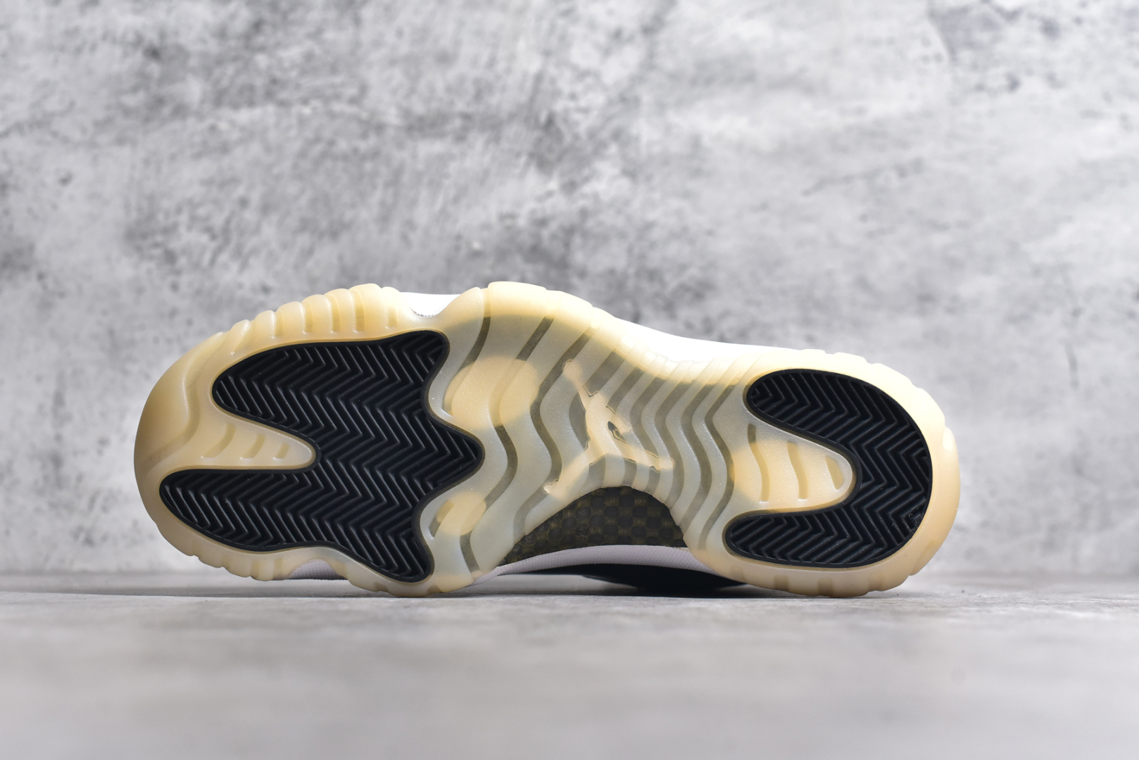 图片[6]-#秒杀 ️Air Jordan AJ11 \”DMP\”金砖 CT8012-170 外贸特供批次 原楦原档案数据开模打造 原厂中底拉帮钢印 原厂漆皮 防冻不开裂 头层皮料 原装鞋撑 水晶大底正确色度色泽 原楦原数据刺绣 原厂车缝走线及对位 毫厘不差 飞人logo采用原数据电脑刺绣 原装正品碳纤维真实碳板 增强抗扭 原内标 原盒标 正确官方原盒 原厂防氧化水晶外底 原厂配套厂全掌solo气垫 独家尺码：40 40.5 41 42 42.5 43 44 44.5 45 45.5 46 47.5-选品中心