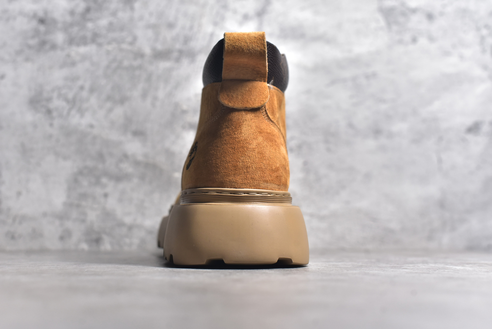 图片[5]-#LV x Timberland Lv联名添柏岚大黄靴 顶奢流量品牌与时代经典的结合之作 巴黎时装首秀 #代购专供品质 高弹Modern 外置防滑橡塑发泡超轻大底 系带设计 穿脱十分方便 采用TPU模压定型真皮鞋面材质#EVA轻翼科技外底具有防滑,耐磨和良好的弹性 Pharrell Williams充分发挥了作为Louis Vuitton创意总监的角色 这款鞋重新定义了 6英寸大黄靴的经典设计 致敬1996年Grandmaster Flash经典黄靴造型 原厂五金鞋带扣 工艺全新升级 中山大厂代工 原单进口皮料 独立私模大底，正确logo， 原装一致头层磨砂皮 搭配经典老花领口 全新原厂包装鞋盒 市场独家供应 尺码：38-44（皮鞋码）-选品中心