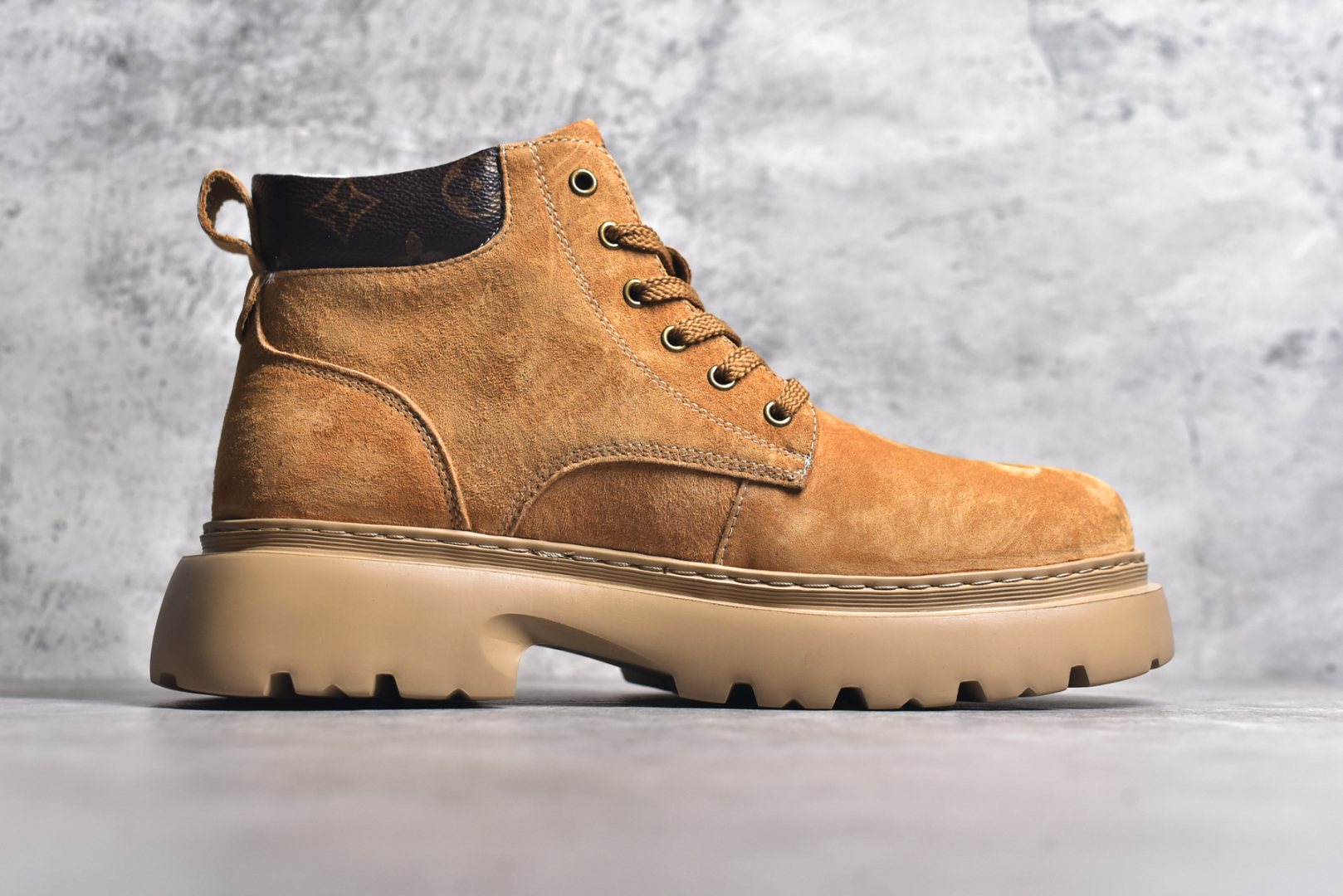 图片[3]-#LV x Timberland Lv联名添柏岚大黄靴 顶奢流量品牌与时代经典的结合之作 巴黎时装首秀 #代购专供品质 高弹Modern 外置防滑橡塑发泡超轻大底 系带设计 穿脱十分方便 采用TPU模压定型真皮鞋面材质#EVA轻翼科技外底具有防滑,耐磨和良好的弹性 Pharrell Williams充分发挥了作为Louis Vuitton创意总监的角色 这款鞋重新定义了 6英寸大黄靴的经典设计 致敬1996年Grandmaster Flash经典黄靴造型 原厂五金鞋带扣 工艺全新升级 中山大厂代工 原单进口皮料 独立私模大底，正确logo， 原装一致头层磨砂皮 搭配经典老花领口 全新原厂包装鞋盒 市场独家供应 尺码：38-44（皮鞋码）-选品中心