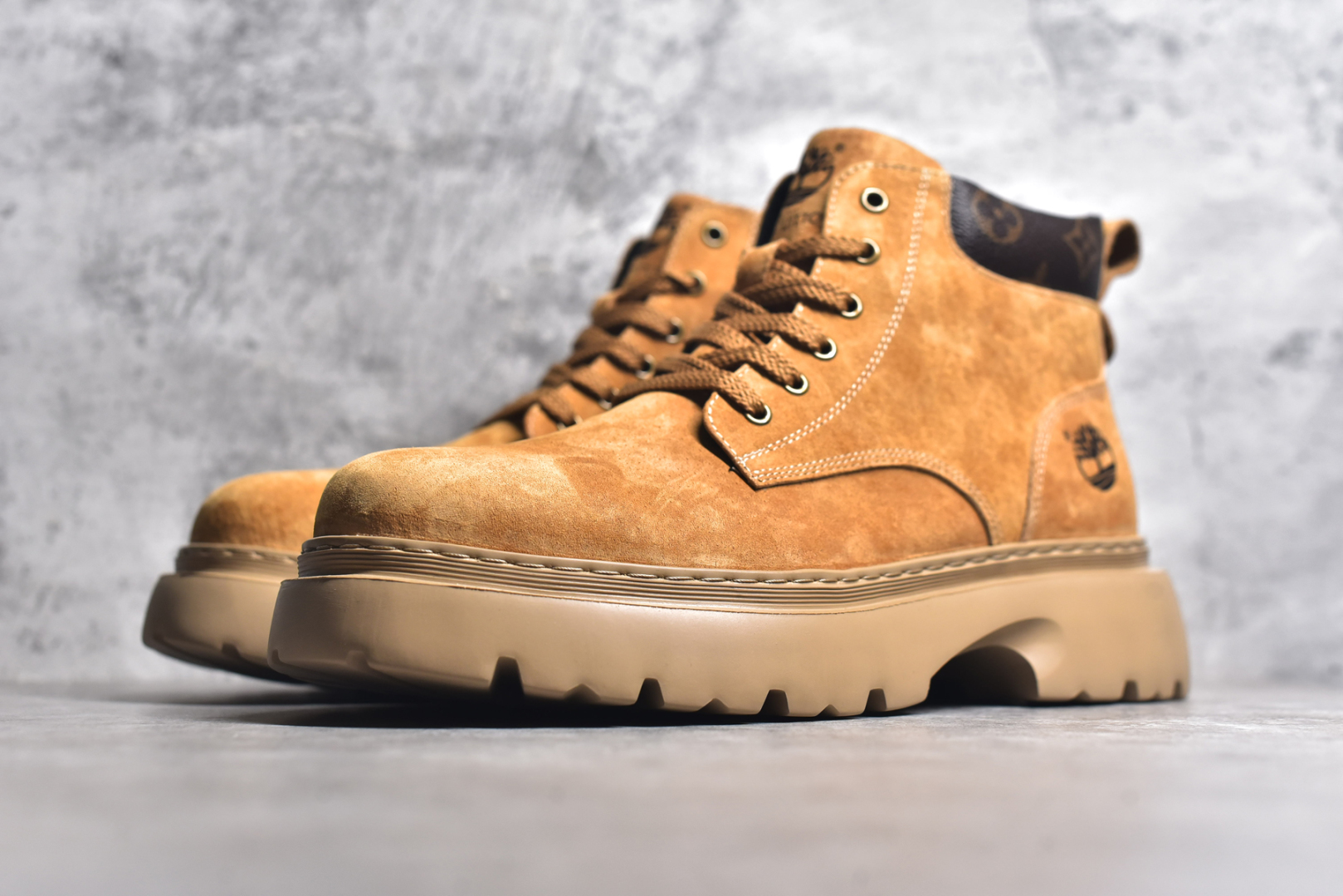 图片[2]-#LV x Timberland Lv联名添柏岚大黄靴 顶奢流量品牌与时代经典的结合之作 巴黎时装首秀 #代购专供品质 高弹Modern 外置防滑橡塑发泡超轻大底 系带设计 穿脱十分方便 采用TPU模压定型真皮鞋面材质#EVA轻翼科技外底具有防滑,耐磨和良好的弹性 Pharrell Williams充分发挥了作为Louis Vuitton创意总监的角色 这款鞋重新定义了 6英寸大黄靴的经典设计 致敬1996年Grandmaster Flash经典黄靴造型 原厂五金鞋带扣 工艺全新升级 中山大厂代工 原单进口皮料 独立私模大底，正确logo， 原装一致头层磨砂皮 搭配经典老花领口 全新原厂包装鞋盒 市场独家供应 尺码：38-44（皮鞋码）-选品中心