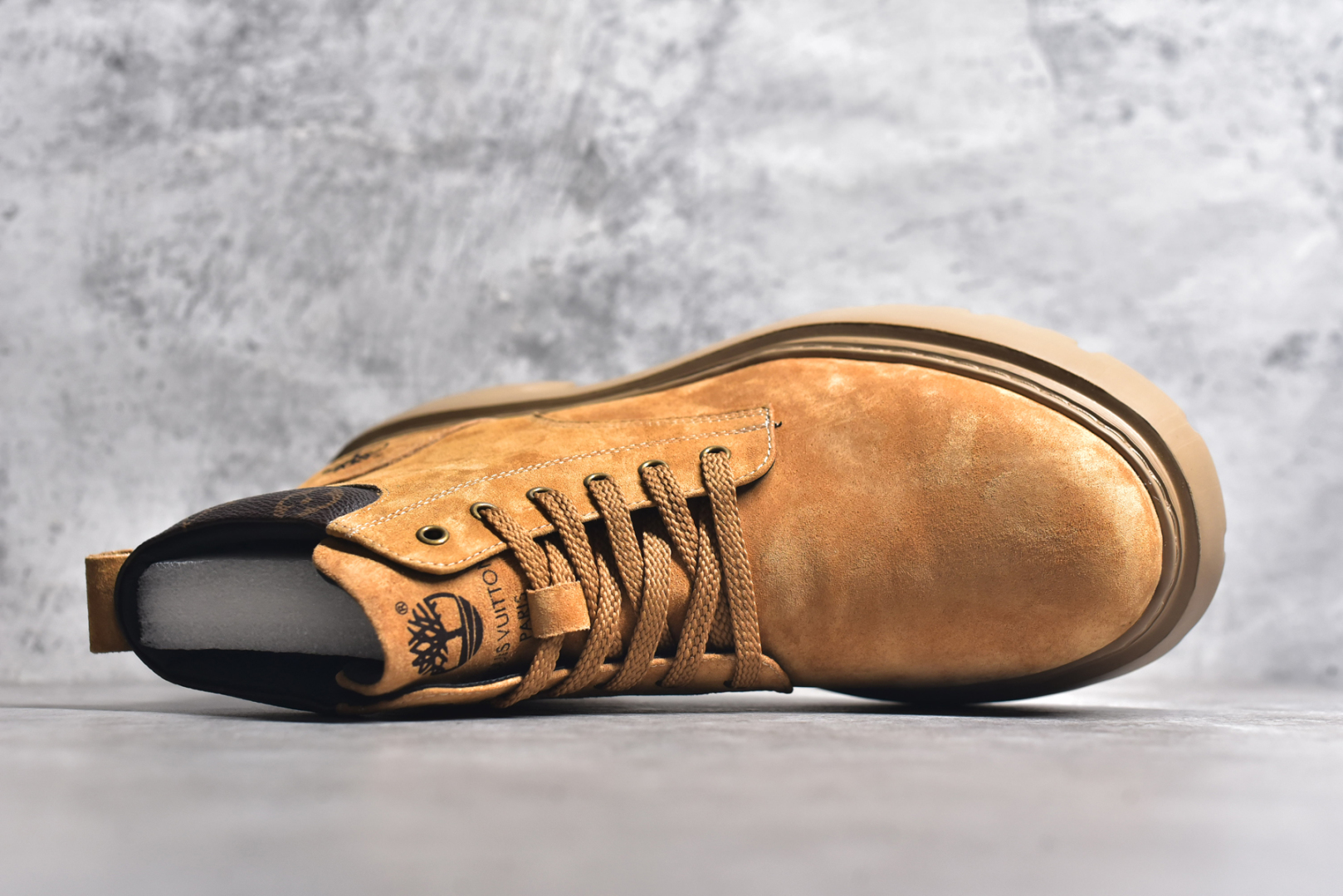 图片[4]-#LV x Timberland Lv联名添柏岚大黄靴 顶奢流量品牌与时代经典的结合之作 巴黎时装首秀 #代购专供品质 高弹Modern 外置防滑橡塑发泡超轻大底 系带设计 穿脱十分方便 采用TPU模压定型真皮鞋面材质#EVA轻翼科技外底具有防滑,耐磨和良好的弹性 Pharrell Williams充分发挥了作为Louis Vuitton创意总监的角色 这款鞋重新定义了 6英寸大黄靴的经典设计 致敬1996年Grandmaster Flash经典黄靴造型 原厂五金鞋带扣 工艺全新升级 中山大厂代工 原单进口皮料 独立私模大底，正确logo， 原装一致头层磨砂皮 搭配经典老花领口 全新原厂包装鞋盒 市场独家供应 尺码：38-44（皮鞋码）-选品中心