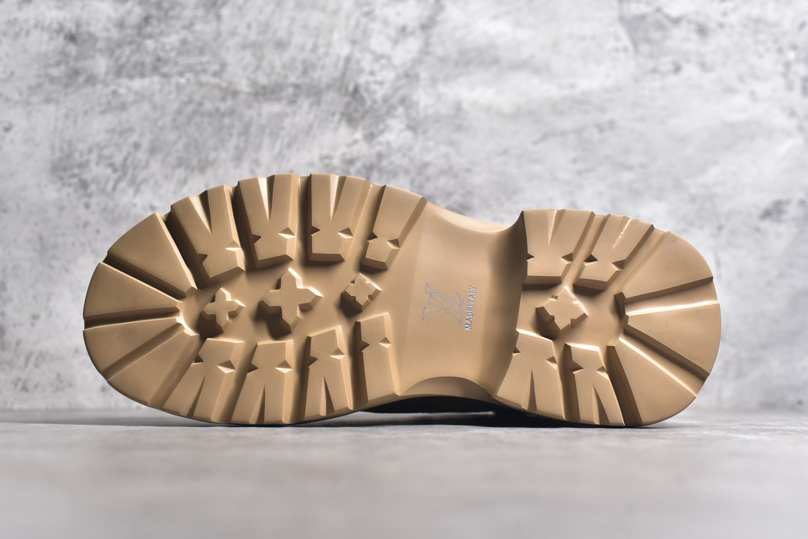 图片[6]-#LV x Timberland Lv联名添柏岚大黄靴 顶奢流量品牌与时代经典的结合之作 巴黎时装首秀 #代购专供品质 高弹Modern 外置防滑橡塑发泡超轻大底 系带设计 穿脱十分方便 采用TPU模压定型真皮鞋面材质#EVA轻翼科技外底具有防滑,耐磨和良好的弹性 Pharrell Williams充分发挥了作为Louis Vuitton创意总监的角色 这款鞋重新定义了 6英寸大黄靴的经典设计 致敬1996年Grandmaster Flash经典黄靴造型 原厂五金鞋带扣 工艺全新升级 中山大厂代工 原单进口皮料 独立私模大底，正确logo， 原装一致头层磨砂皮 搭配经典老花领口 全新原厂包装鞋盒 市场独家供应 尺码：38-44（皮鞋码）-选品中心