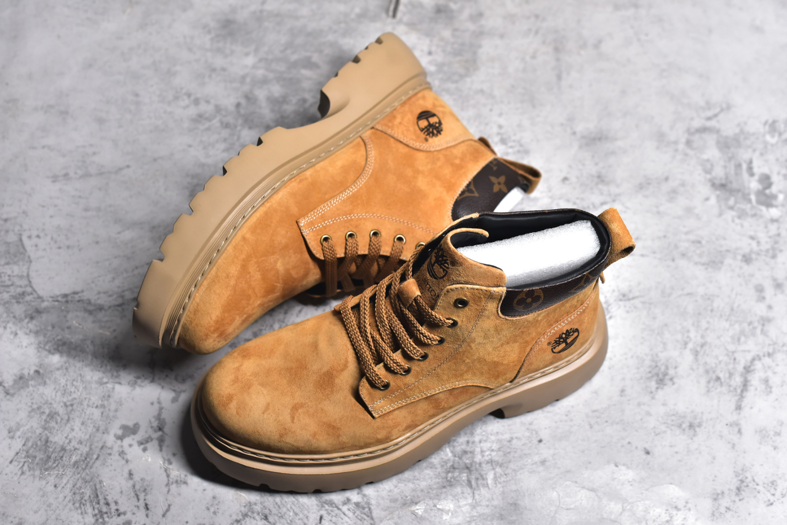 图片[7]-#LV x Timberland Lv联名添柏岚大黄靴 顶奢流量品牌与时代经典的结合之作 巴黎时装首秀 #代购专供品质 高弹Modern 外置防滑橡塑发泡超轻大底 系带设计 穿脱十分方便 采用TPU模压定型真皮鞋面材质#EVA轻翼科技外底具有防滑,耐磨和良好的弹性 Pharrell Williams充分发挥了作为Louis Vuitton创意总监的角色 这款鞋重新定义了 6英寸大黄靴的经典设计 致敬1996年Grandmaster Flash经典黄靴造型 原厂五金鞋带扣 工艺全新升级 中山大厂代工 原单进口皮料 独立私模大底，正确logo， 原装一致头层磨砂皮 搭配经典老花领口 全新原厂包装鞋盒 市场独家供应 尺码：38-44（皮鞋码）-选品中心