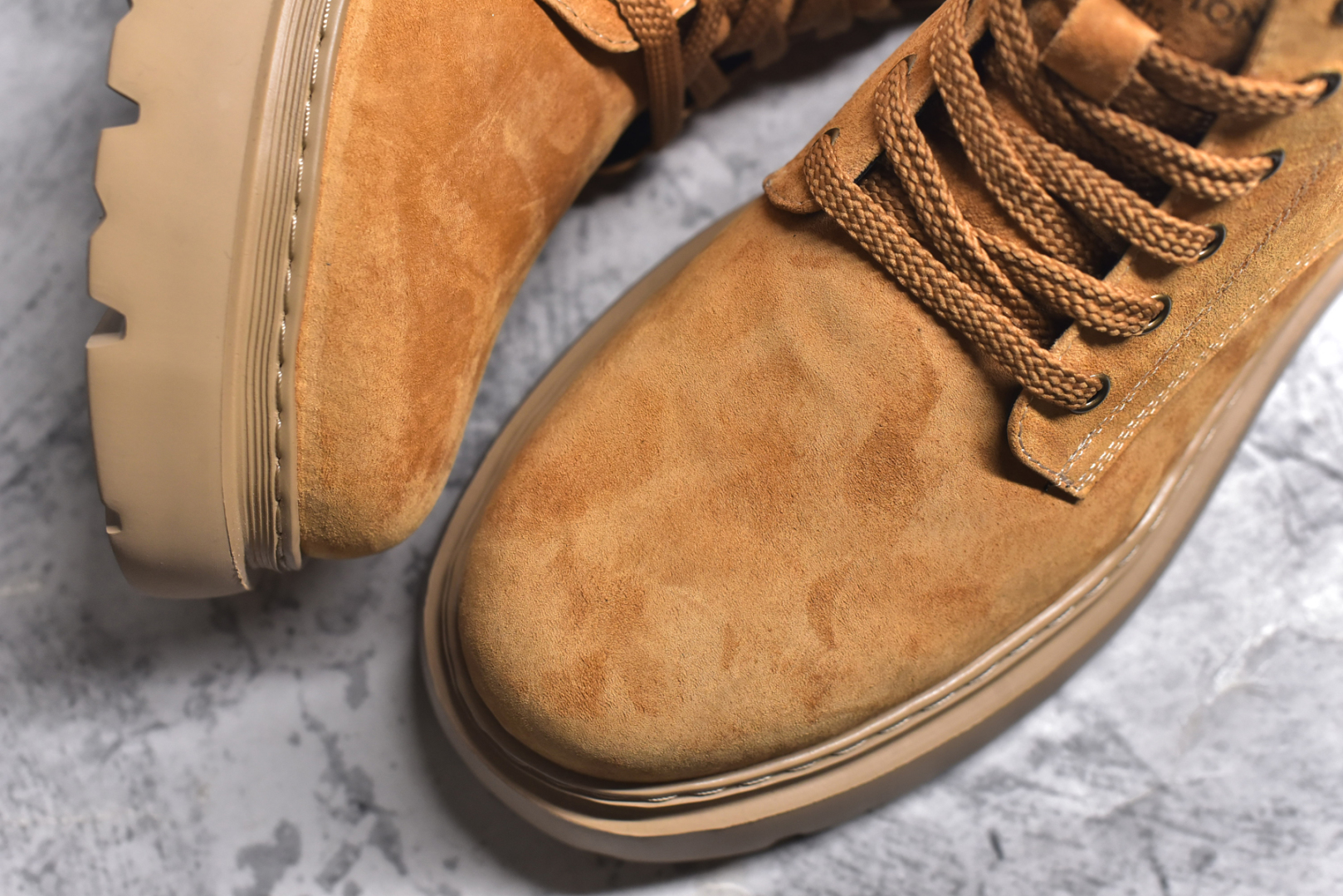 图片[8]-#LV x Timberland Lv联名添柏岚大黄靴 顶奢流量品牌与时代经典的结合之作 巴黎时装首秀 #代购专供品质 高弹Modern 外置防滑橡塑发泡超轻大底 系带设计 穿脱十分方便 采用TPU模压定型真皮鞋面材质#EVA轻翼科技外底具有防滑,耐磨和良好的弹性 Pharrell Williams充分发挥了作为Louis Vuitton创意总监的角色 这款鞋重新定义了 6英寸大黄靴的经典设计 致敬1996年Grandmaster Flash经典黄靴造型 原厂五金鞋带扣 工艺全新升级 中山大厂代工 原单进口皮料 独立私模大底，正确logo， 原装一致头层磨砂皮 搭配经典老花领口 全新原厂包装鞋盒 市场独家供应 尺码：38-44（皮鞋码）-选品中心