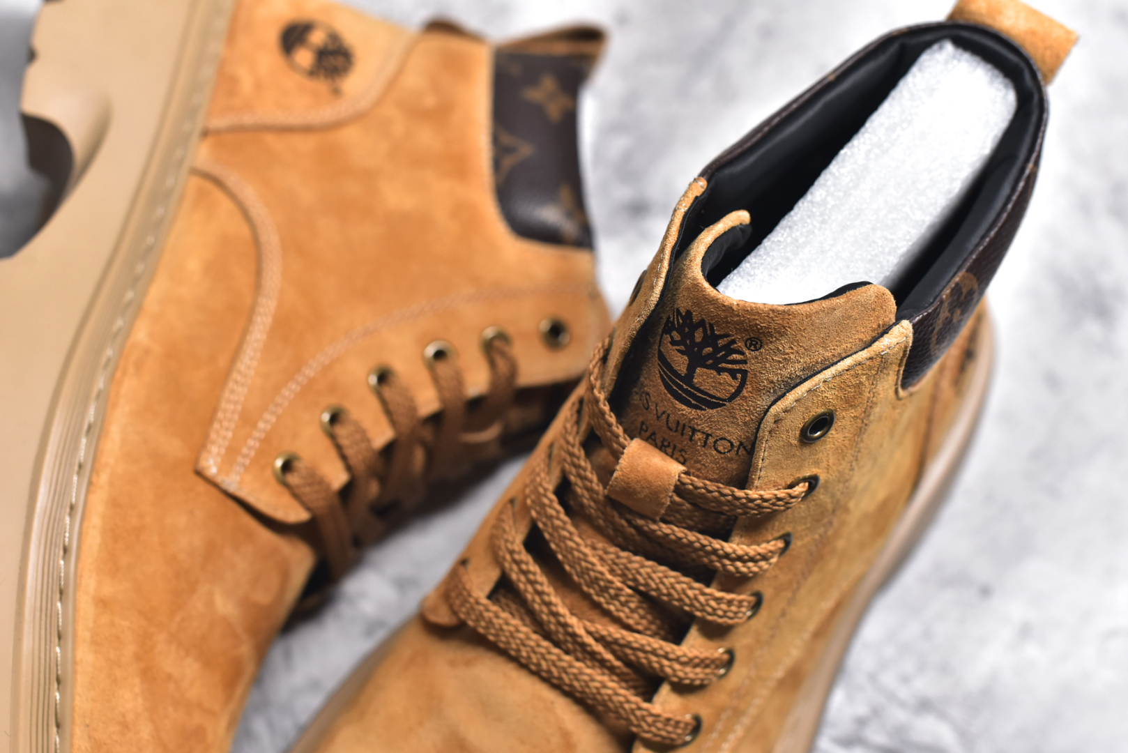 图片[9]-#LV x Timberland Lv联名添柏岚大黄靴 顶奢流量品牌与时代经典的结合之作 巴黎时装首秀 #代购专供品质 高弹Modern 外置防滑橡塑发泡超轻大底 系带设计 穿脱十分方便 采用TPU模压定型真皮鞋面材质#EVA轻翼科技外底具有防滑,耐磨和良好的弹性 Pharrell Williams充分发挥了作为Louis Vuitton创意总监的角色 这款鞋重新定义了 6英寸大黄靴的经典设计 致敬1996年Grandmaster Flash经典黄靴造型 原厂五金鞋带扣 工艺全新升级 中山大厂代工 原单进口皮料 独立私模大底，正确logo， 原装一致头层磨砂皮 搭配经典老花领口 全新原厂包装鞋盒 市场独家供应 尺码：38-44（皮鞋码）-选品中心