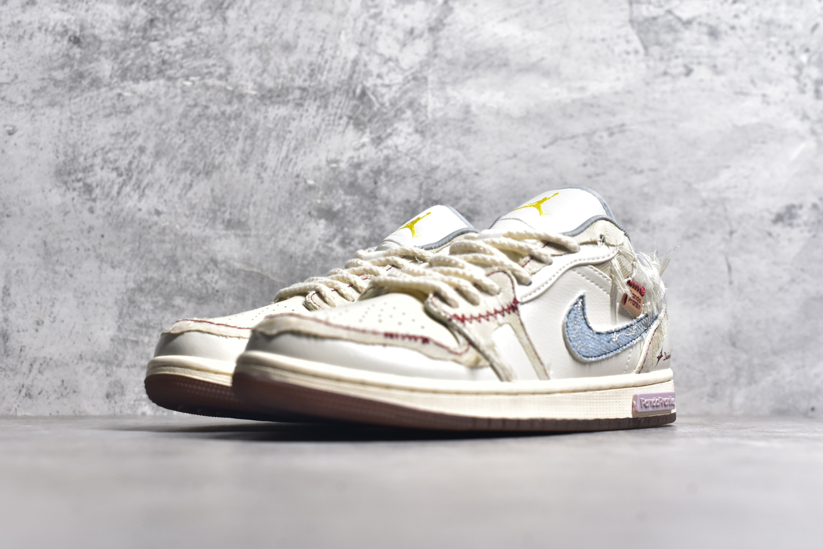 图片[2]-#Air Jordan AJ1 Low 熊猫恶作剧全系-引线牵梦 连理枝 “全网独家正确版本无原鞋不开发 始终坚持对品质、细节 完美复刻” 市面唯一纯原级别 完美零毛边处理 原厂内置全掌气垫 价格定位良心 几十个配色陆续出 平台专用代工流水线出品 一眼公司既视感 拿到手的一瞬间就与众不同 碾压市面所有版本 认准细节 全部原鞋开发 每一个配色都会采购原鞋确认细节 打破市面看图做货无好货之说 细节精确 所有配色原数据档案开发！ 整体围绕熊猫恶作剧七夕主题设计，鞋身整体采用专属颜料重新喷涂。特殊原创设计图标涂鸦装饰，添加潮流元素效果喷涂点缀。 货号：FZ5046-041 尺码：35.5 36 37.5 38 38.5 39 40 40.5 41 42 42.5 43 44 44.5 45 46 47.5-选品中心