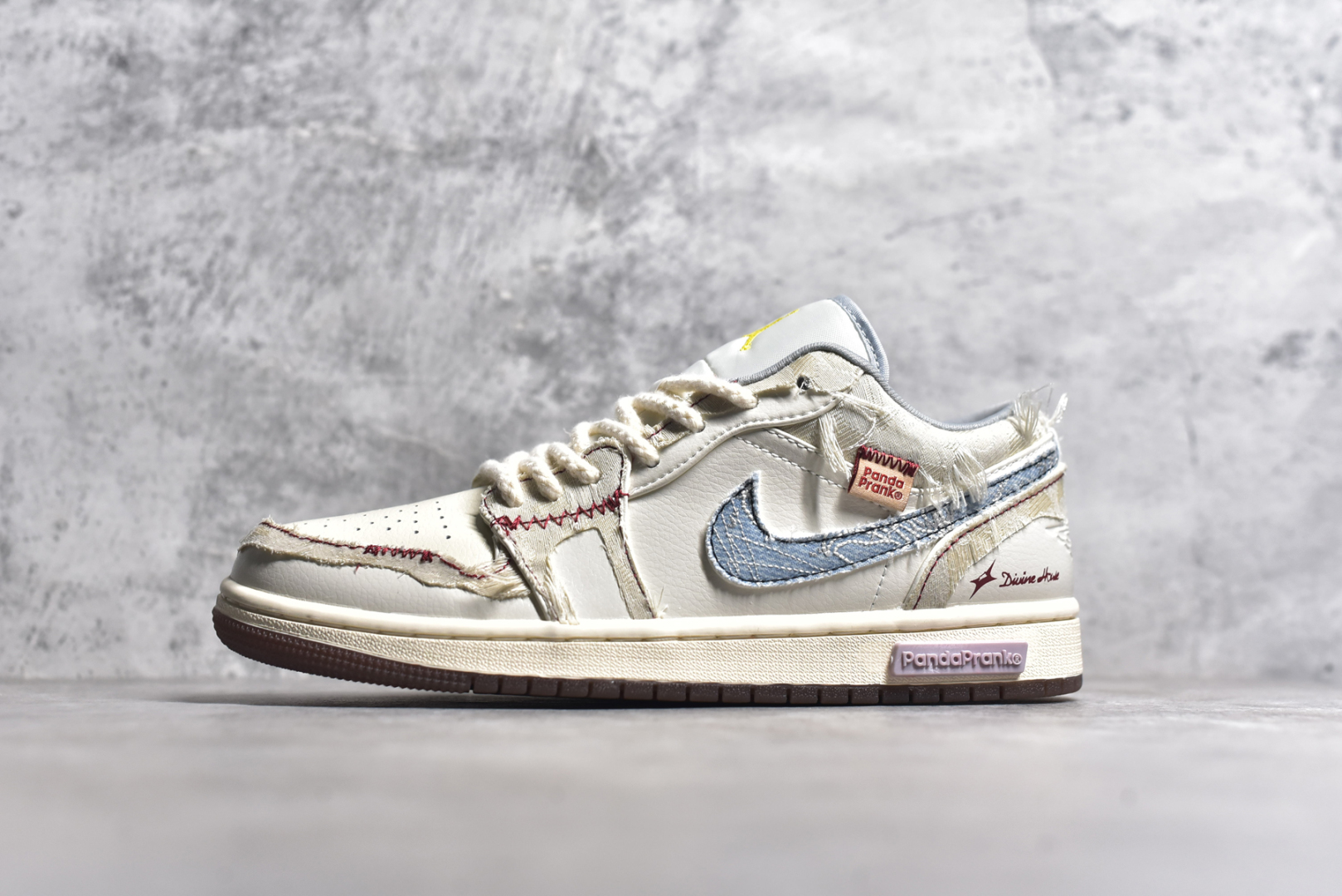 #Air Jordan AJ1 Low 熊猫恶作剧全系-引线牵梦 连理枝 “全网独家正确版本无原鞋不开发 始终坚持对品质、细节 完美复刻” 市面唯一纯原级别 完美零毛边处理 原厂内置全掌气垫 价格定位良心 几十个配色陆续出 平台专用代工流水线出品 一眼公司既视感 拿到手的一瞬间就与众不同 碾压市面所有版本 认准细节 全部原鞋开发 每一个配色都会采购原鞋确认细节 打破市面看图做货无好货之说 细节精确 所有配色原数据档案开发！ 整体围绕熊猫恶作剧七夕主题设计，鞋身整体采用专属颜料重新喷涂。特殊原创设计图标涂鸦装饰，添加潮流元素效果喷涂点缀。 货号：FZ5046-041 尺码：35.5 36 37.5 38 38.5 39 40 40.5 41 42 42.5 43 44 44.5 45 46 47.5-选品中心
