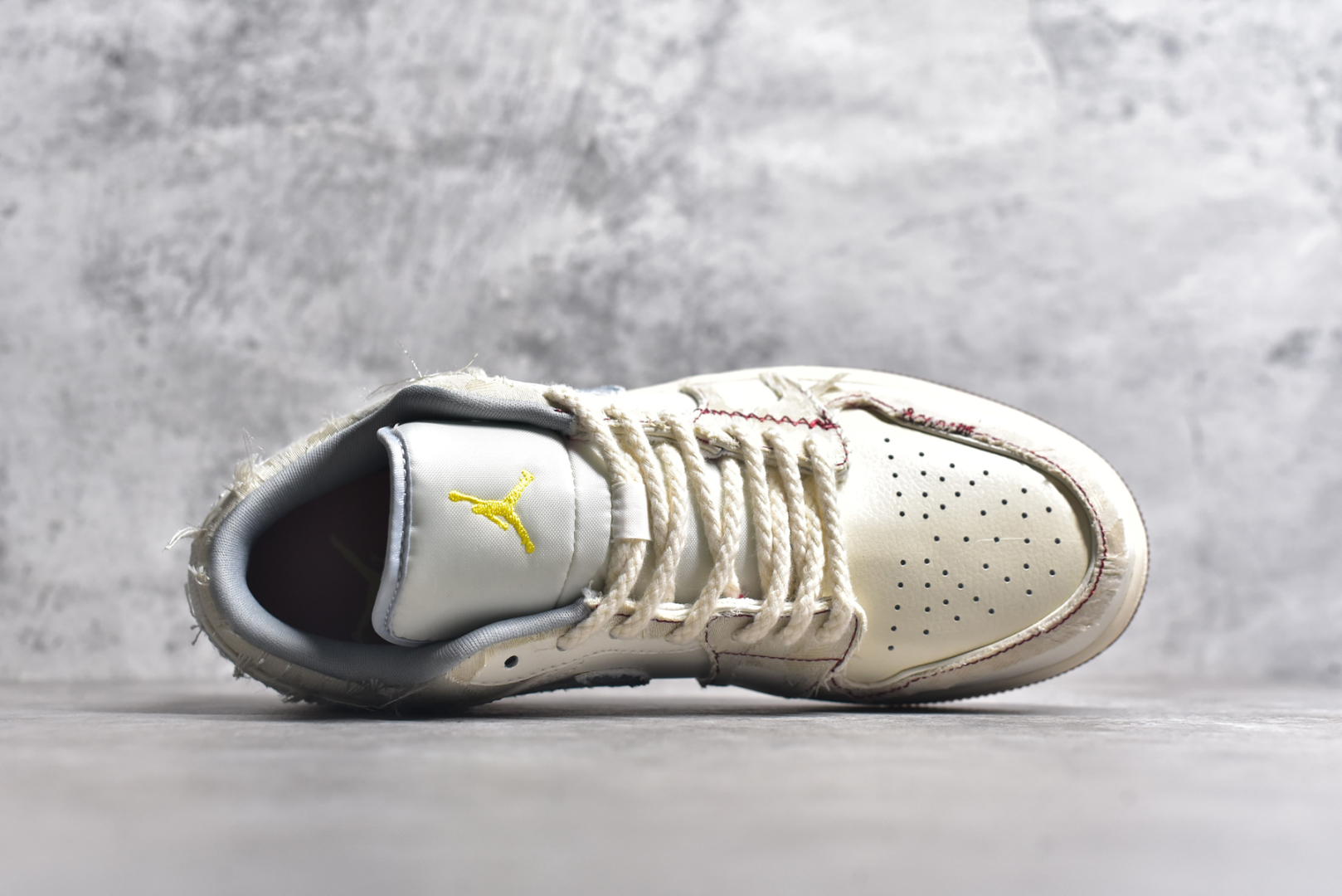 图片[4]-#Air Jordan AJ1 Low 熊猫恶作剧全系-引线牵梦 连理枝 “全网独家正确版本无原鞋不开发 始终坚持对品质、细节 完美复刻” 市面唯一纯原级别 完美零毛边处理 原厂内置全掌气垫 价格定位良心 几十个配色陆续出 平台专用代工流水线出品 一眼公司既视感 拿到手的一瞬间就与众不同 碾压市面所有版本 认准细节 全部原鞋开发 每一个配色都会采购原鞋确认细节 打破市面看图做货无好货之说 细节精确 所有配色原数据档案开发！ 整体围绕熊猫恶作剧七夕主题设计，鞋身整体采用专属颜料重新喷涂。特殊原创设计图标涂鸦装饰，添加潮流元素效果喷涂点缀。 货号：FZ5046-041 尺码：35.5 36 37.5 38 38.5 39 40 40.5 41 42 42.5 43 44 44.5 45 46 47.5-选品中心
