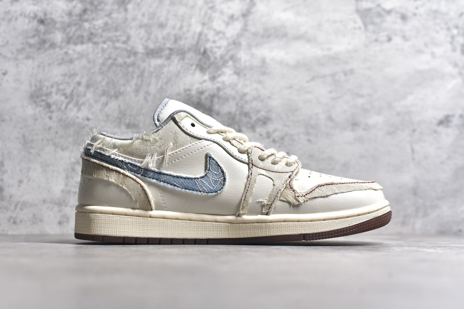 图片[3]-#Air Jordan AJ1 Low 熊猫恶作剧全系-引线牵梦 连理枝 “全网独家正确版本无原鞋不开发 始终坚持对品质、细节 完美复刻” 市面唯一纯原级别 完美零毛边处理 原厂内置全掌气垫 价格定位良心 几十个配色陆续出 平台专用代工流水线出品 一眼公司既视感 拿到手的一瞬间就与众不同 碾压市面所有版本 认准细节 全部原鞋开发 每一个配色都会采购原鞋确认细节 打破市面看图做货无好货之说 细节精确 所有配色原数据档案开发！ 整体围绕熊猫恶作剧七夕主题设计，鞋身整体采用专属颜料重新喷涂。特殊原创设计图标涂鸦装饰，添加潮流元素效果喷涂点缀。 货号：FZ5046-041 尺码：35.5 36 37.5 38 38.5 39 40 40.5 41 42 42.5 43 44 44.5 45 46 47.5-选品中心