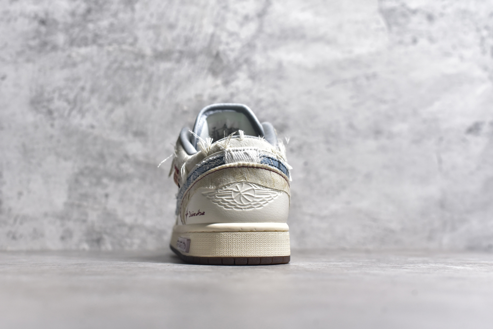 图片[5]-#Air Jordan AJ1 Low 熊猫恶作剧全系-引线牵梦 连理枝 “全网独家正确版本无原鞋不开发 始终坚持对品质、细节 完美复刻” 市面唯一纯原级别 完美零毛边处理 原厂内置全掌气垫 价格定位良心 几十个配色陆续出 平台专用代工流水线出品 一眼公司既视感 拿到手的一瞬间就与众不同 碾压市面所有版本 认准细节 全部原鞋开发 每一个配色都会采购原鞋确认细节 打破市面看图做货无好货之说 细节精确 所有配色原数据档案开发！ 整体围绕熊猫恶作剧七夕主题设计，鞋身整体采用专属颜料重新喷涂。特殊原创设计图标涂鸦装饰，添加潮流元素效果喷涂点缀。 货号：FZ5046-041 尺码：35.5 36 37.5 38 38.5 39 40 40.5 41 42 42.5 43 44 44.5 45 46 47.5-选品中心