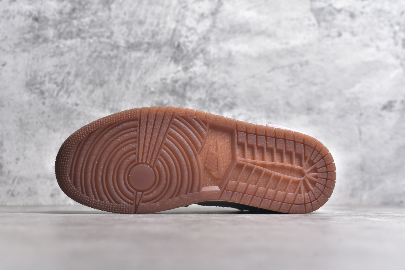 图片[6]-#Air Jordan AJ1 Low 熊猫恶作剧全系-引线牵梦 连理枝 “全网独家正确版本无原鞋不开发 始终坚持对品质、细节 完美复刻” 市面唯一纯原级别 完美零毛边处理 原厂内置全掌气垫 价格定位良心 几十个配色陆续出 平台专用代工流水线出品 一眼公司既视感 拿到手的一瞬间就与众不同 碾压市面所有版本 认准细节 全部原鞋开发 每一个配色都会采购原鞋确认细节 打破市面看图做货无好货之说 细节精确 所有配色原数据档案开发！ 整体围绕熊猫恶作剧七夕主题设计，鞋身整体采用专属颜料重新喷涂。特殊原创设计图标涂鸦装饰，添加潮流元素效果喷涂点缀。 货号：FZ5046-041 尺码：35.5 36 37.5 38 38.5 39 40 40.5 41 42 42.5 43 44 44.5 45 46 47.5-选品中心