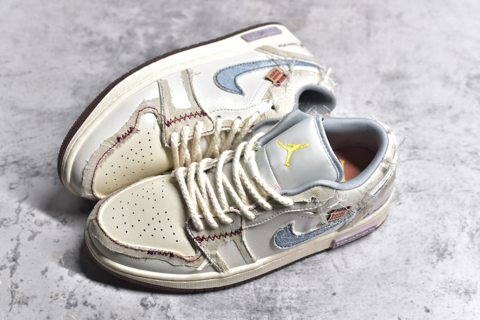 图片[7]-#Air Jordan AJ1 Low 熊猫恶作剧全系-引线牵梦 连理枝 “全网独家正确版本无原鞋不开发 始终坚持对品质、细节 完美复刻” 市面唯一纯原级别 完美零毛边处理 原厂内置全掌气垫 价格定位良心 几十个配色陆续出 平台专用代工流水线出品 一眼公司既视感 拿到手的一瞬间就与众不同 碾压市面所有版本 认准细节 全部原鞋开发 每一个配色都会采购原鞋确认细节 打破市面看图做货无好货之说 细节精确 所有配色原数据档案开发！ 整体围绕熊猫恶作剧七夕主题设计，鞋身整体采用专属颜料重新喷涂。特殊原创设计图标涂鸦装饰，添加潮流元素效果喷涂点缀。 货号：FZ5046-041 尺码：35.5 36 37.5 38 38.5 39 40 40.5 41 42 42.5 43 44 44.5 45 46 47.5-选品中心