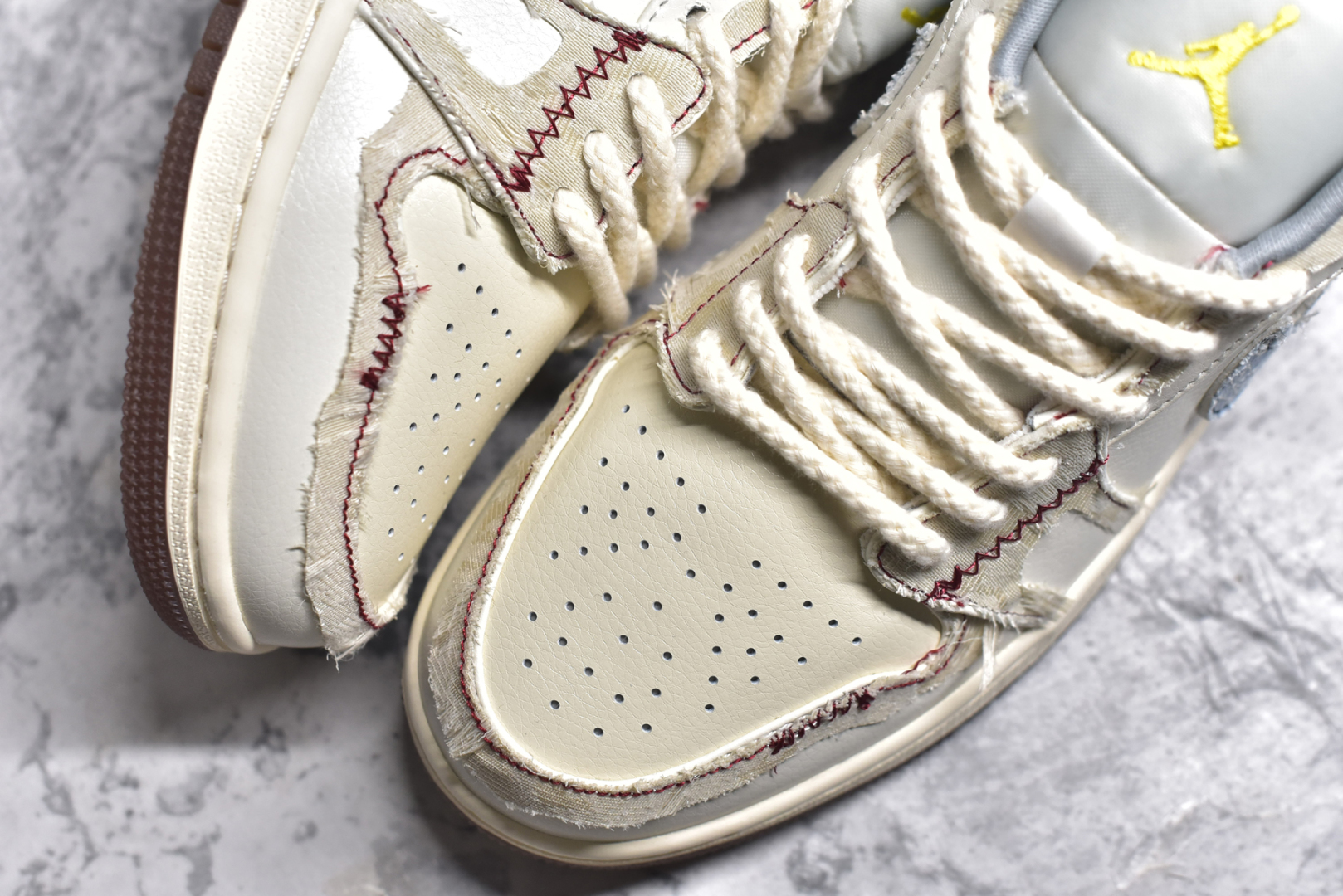 图片[8]-#Air Jordan AJ1 Low 熊猫恶作剧全系-引线牵梦 连理枝 “全网独家正确版本无原鞋不开发 始终坚持对品质、细节 完美复刻” 市面唯一纯原级别 完美零毛边处理 原厂内置全掌气垫 价格定位良心 几十个配色陆续出 平台专用代工流水线出品 一眼公司既视感 拿到手的一瞬间就与众不同 碾压市面所有版本 认准细节 全部原鞋开发 每一个配色都会采购原鞋确认细节 打破市面看图做货无好货之说 细节精确 所有配色原数据档案开发！ 整体围绕熊猫恶作剧七夕主题设计，鞋身整体采用专属颜料重新喷涂。特殊原创设计图标涂鸦装饰，添加潮流元素效果喷涂点缀。 货号：FZ5046-041 尺码：35.5 36 37.5 38 38.5 39 40 40.5 41 42 42.5 43 44 44.5 45 46 47.5-选品中心