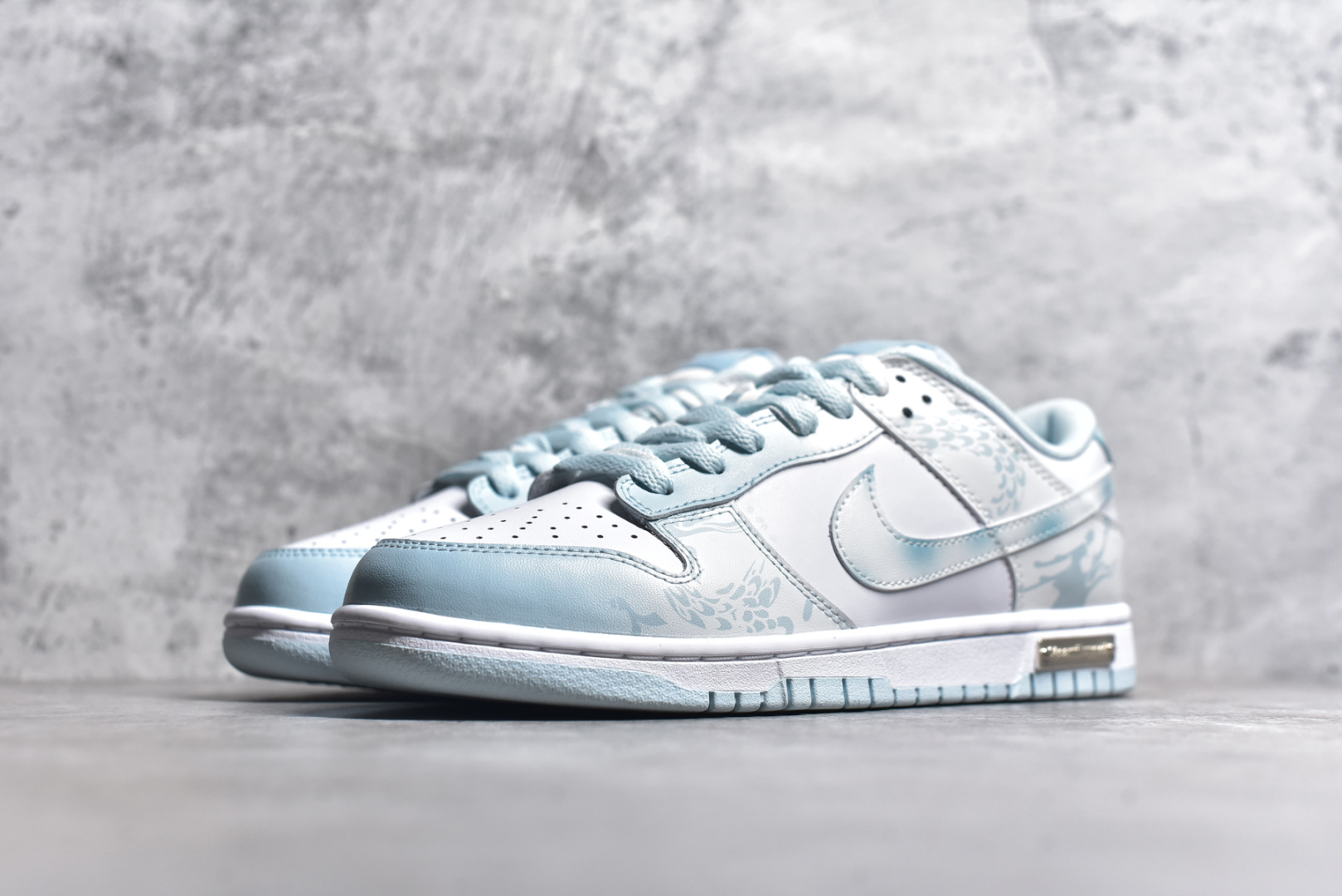 图片[2]-#NK Dunk low 龙年限定 御龙青花 白蓝 新中式 低帮休闲板鞋 DV0833-104 #设计灵感来自于青花，鞋面整体以蓝色、白色为主色，Swoosh上做了蓝色渐变处理，设计别致。中底与鞋面颜色相互呼应，搭配协调。使用喷绘、手绘工艺，做工精致。 尺码：36 36.5 37.5 38 38.5 39 40 40.5 41 42 42.5 43 44 44.5 45-选品中心