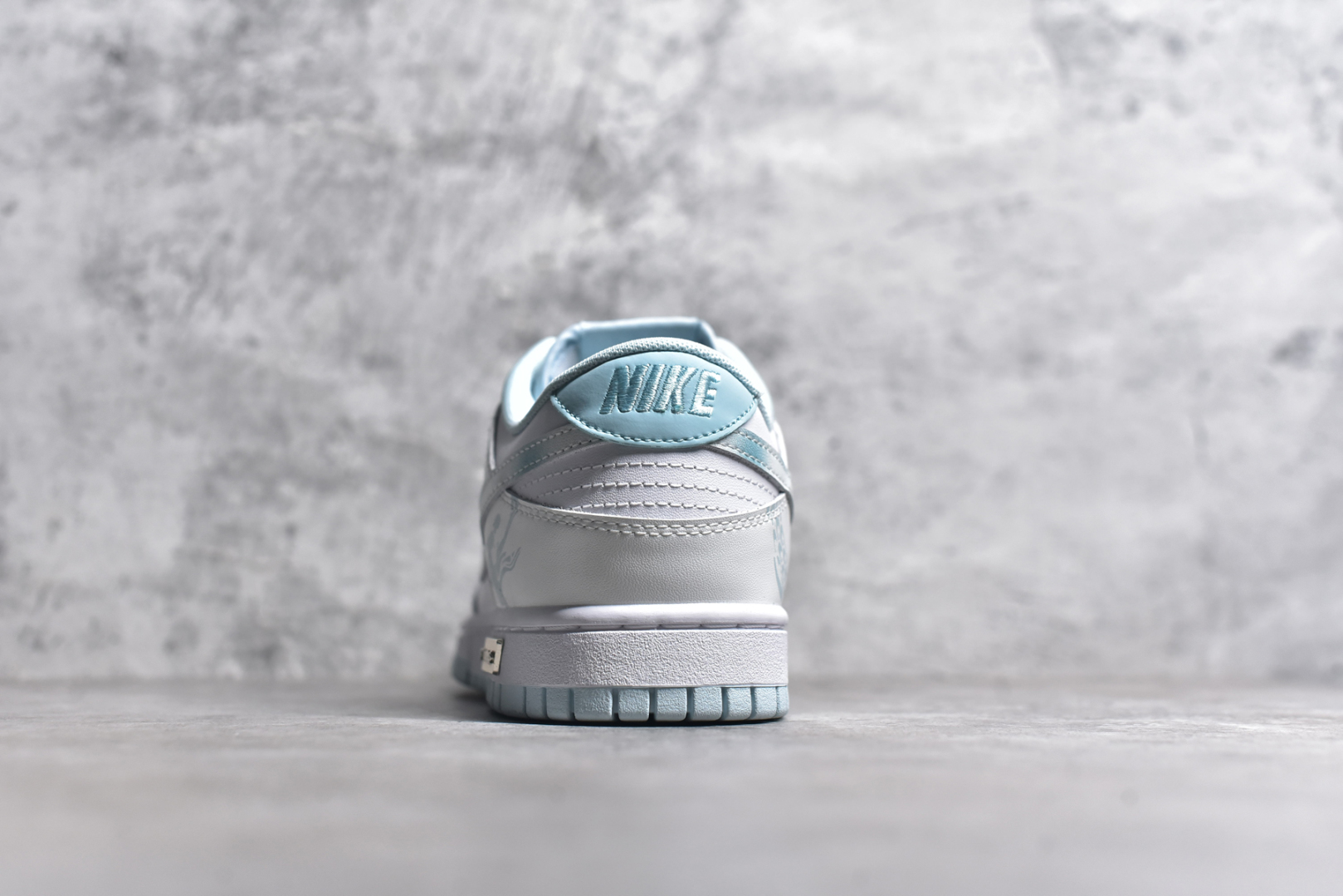 图片[5]-#NK Dunk low 龙年限定 御龙青花 白蓝 新中式 低帮休闲板鞋 DV0833-104 #设计灵感来自于青花，鞋面整体以蓝色、白色为主色，Swoosh上做了蓝色渐变处理，设计别致。中底与鞋面颜色相互呼应，搭配协调。使用喷绘、手绘工艺，做工精致。 尺码：36 36.5 37.5 38 38.5 39 40 40.5 41 42 42.5 43 44 44.5 45-选品中心