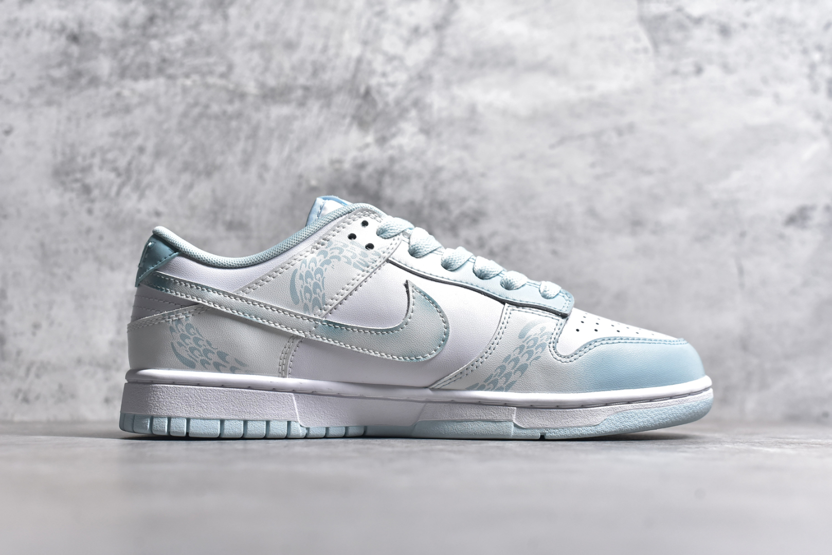 图片[3]-#NK Dunk low 龙年限定 御龙青花 白蓝 新中式 低帮休闲板鞋 DV0833-104 #设计灵感来自于青花，鞋面整体以蓝色、白色为主色，Swoosh上做了蓝色渐变处理，设计别致。中底与鞋面颜色相互呼应，搭配协调。使用喷绘、手绘工艺，做工精致。 尺码：36 36.5 37.5 38 38.5 39 40 40.5 41 42 42.5 43 44 44.5 45-选品中心
