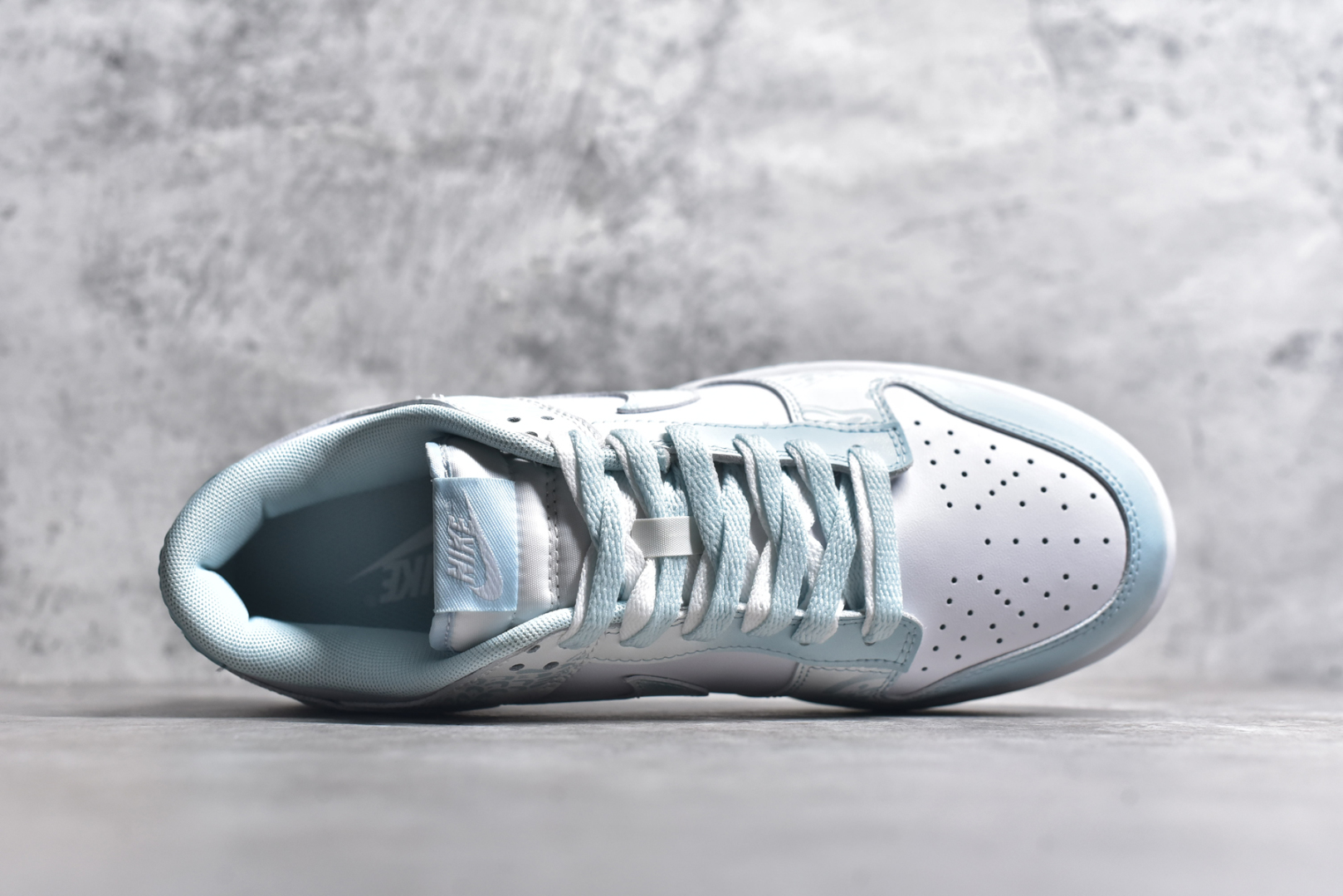 图片[4]-#NK Dunk low 龙年限定 御龙青花 白蓝 新中式 低帮休闲板鞋 DV0833-104 #设计灵感来自于青花，鞋面整体以蓝色、白色为主色，Swoosh上做了蓝色渐变处理，设计别致。中底与鞋面颜色相互呼应，搭配协调。使用喷绘、手绘工艺，做工精致。 尺码：36 36.5 37.5 38 38.5 39 40 40.5 41 42 42.5 43 44 44.5 45-选品中心