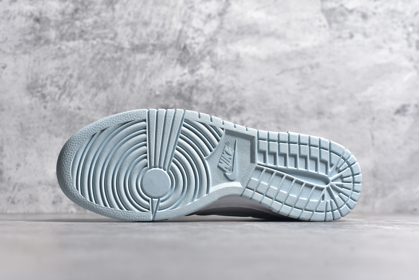 图片[6]-#NK Dunk low 龙年限定 御龙青花 白蓝 新中式 低帮休闲板鞋 DV0833-104 #设计灵感来自于青花，鞋面整体以蓝色、白色为主色，Swoosh上做了蓝色渐变处理，设计别致。中底与鞋面颜色相互呼应，搭配协调。使用喷绘、手绘工艺，做工精致。 尺码：36 36.5 37.5 38 38.5 39 40 40.5 41 42 42.5 43 44 44.5 45-选品中心