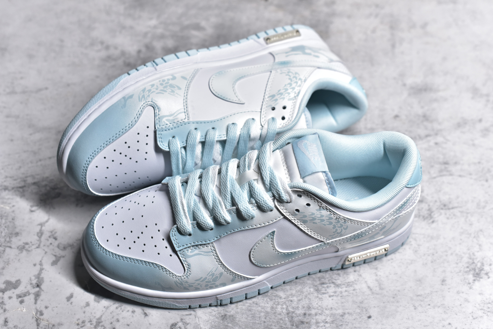 图片[7]-#NK Dunk low 龙年限定 御龙青花 白蓝 新中式 低帮休闲板鞋 DV0833-104 #设计灵感来自于青花，鞋面整体以蓝色、白色为主色，Swoosh上做了蓝色渐变处理，设计别致。中底与鞋面颜色相互呼应，搭配协调。使用喷绘、手绘工艺，做工精致。 尺码：36 36.5 37.5 38 38.5 39 40 40.5 41 42 42.5 43 44 44.5 45-选品中心