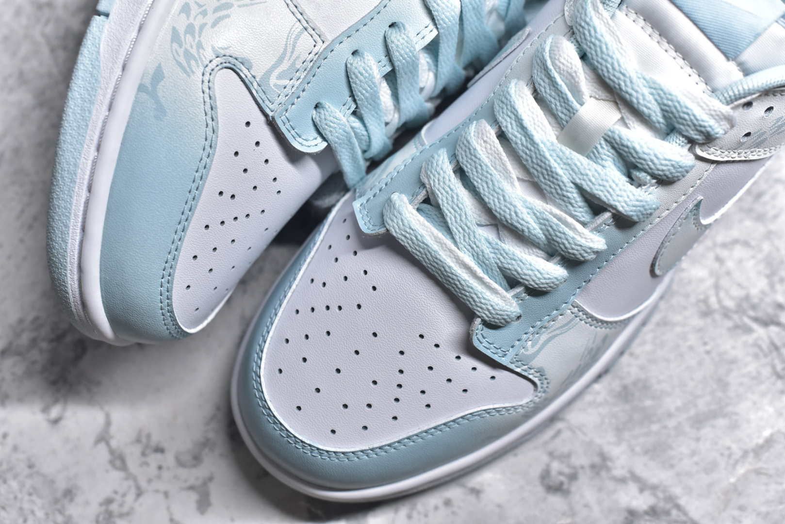图片[8]-#NK Dunk low 龙年限定 御龙青花 白蓝 新中式 低帮休闲板鞋 DV0833-104 #设计灵感来自于青花，鞋面整体以蓝色、白色为主色，Swoosh上做了蓝色渐变处理，设计别致。中底与鞋面颜色相互呼应，搭配协调。使用喷绘、手绘工艺，做工精致。 尺码：36 36.5 37.5 38 38.5 39 40 40.5 41 42 42.5 43 44 44.5 45-选品中心