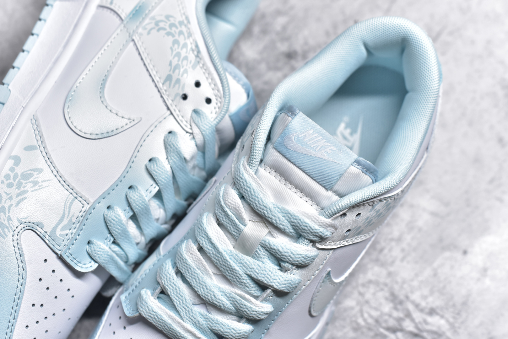 图片[9]-#NK Dunk low 龙年限定 御龙青花 白蓝 新中式 低帮休闲板鞋 DV0833-104 #设计灵感来自于青花，鞋面整体以蓝色、白色为主色，Swoosh上做了蓝色渐变处理，设计别致。中底与鞋面颜色相互呼应，搭配协调。使用喷绘、手绘工艺，做工精致。 尺码：36 36.5 37.5 38 38.5 39 40 40.5 41 42 42.5 43 44 44.5 45-选品中心