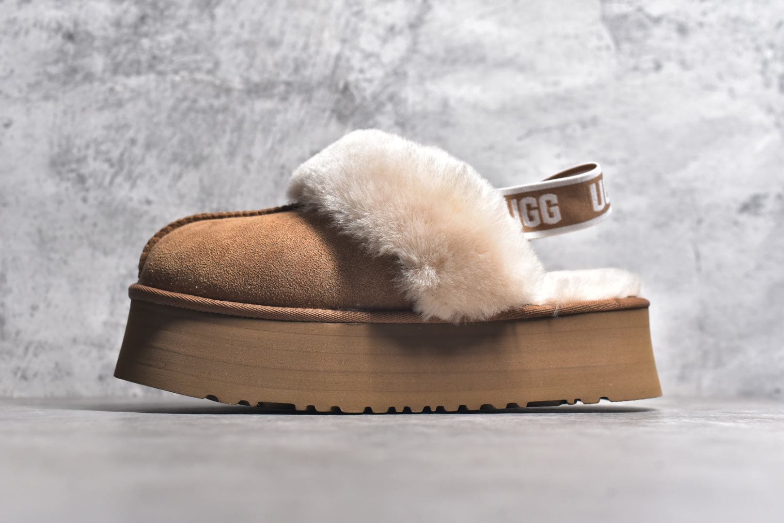 #UGG 星拖拉带厚底 千颂伊同款 4cm厚底 雪地靴 广州外贸大厂生产 鞋头到鞋垫真羊皮毛一体 独立外盒包装 芯片 带防水工艺 区别市面任何版本 独立原版开发大底 羊绒鞋垫 冬季保暖外出 家居都是很适合的选择 近年uug推出款式系列 局部偏向年轻消费者喜好 也走到时尚潮流穿搭的前沿 鞋身材质 防泼水涂层翻毛皮鞋面 17毫米UGGPURE™植入式羊毛内底 轻便防滑舒适橡胶外底 带有品牌LOGO商标 带全套包装 尺码： 35 36 37 38 39 40-选品中心