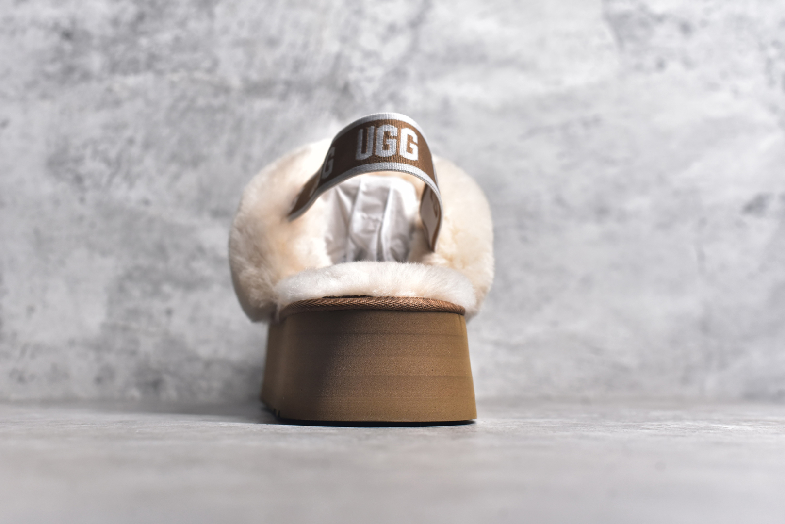 图片[5]-#UGG 星拖拉带厚底 千颂伊同款 4cm厚底 雪地靴 广州外贸大厂生产 鞋头到鞋垫真羊皮毛一体 独立外盒包装 芯片 带防水工艺 区别市面任何版本 独立原版开发大底 羊绒鞋垫 冬季保暖外出 家居都是很适合的选择 近年uug推出款式系列 局部偏向年轻消费者喜好 也走到时尚潮流穿搭的前沿 鞋身材质 防泼水涂层翻毛皮鞋面 17毫米UGGPURE™植入式羊毛内底 轻便防滑舒适橡胶外底 带有品牌LOGO商标 带全套包装 尺码： 35 36 37 38 39 40-选品中心
