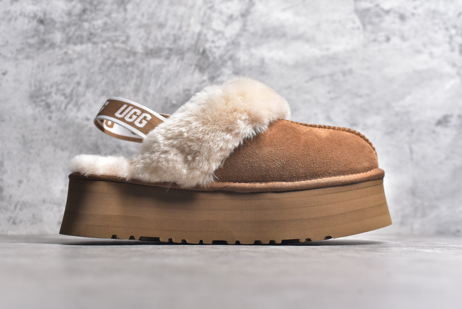 图片[3]-#UGG 星拖拉带厚底 千颂伊同款 4cm厚底 雪地靴 广州外贸大厂生产 鞋头到鞋垫真羊皮毛一体 独立外盒包装 芯片 带防水工艺 区别市面任何版本 独立原版开发大底 羊绒鞋垫 冬季保暖外出 家居都是很适合的选择 近年uug推出款式系列 局部偏向年轻消费者喜好 也走到时尚潮流穿搭的前沿 鞋身材质 防泼水涂层翻毛皮鞋面 17毫米UGGPURE™植入式羊毛内底 轻便防滑舒适橡胶外底 带有品牌LOGO商标 带全套包装 尺码： 35 36 37 38 39 40-选品中心