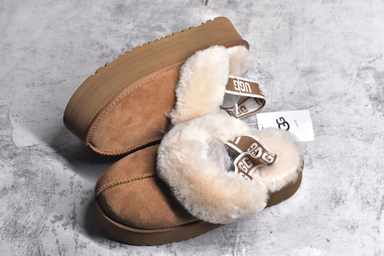 图片[7]-#UGG 星拖拉带厚底 千颂伊同款 4cm厚底 雪地靴 广州外贸大厂生产 鞋头到鞋垫真羊皮毛一体 独立外盒包装 芯片 带防水工艺 区别市面任何版本 独立原版开发大底 羊绒鞋垫 冬季保暖外出 家居都是很适合的选择 近年uug推出款式系列 局部偏向年轻消费者喜好 也走到时尚潮流穿搭的前沿 鞋身材质 防泼水涂层翻毛皮鞋面 17毫米UGGPURE™植入式羊毛内底 轻便防滑舒适橡胶外底 带有品牌LOGO商标 带全套包装 尺码： 35 36 37 38 39 40-选品中心