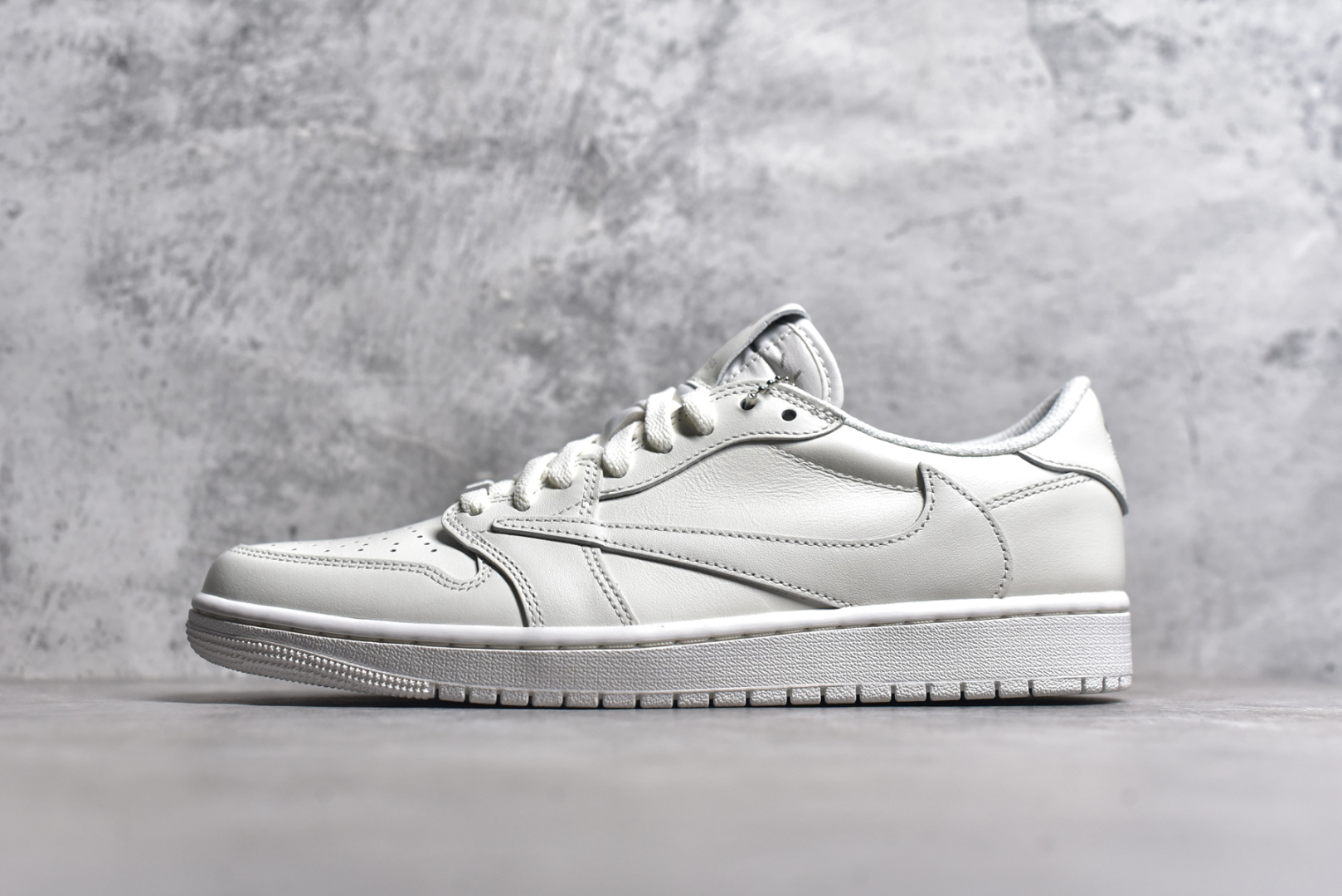 #Travis Scott x Air Jordan AJ1 Low OG SP TS联名倒钩低帮 亲友限定 纯白 TD1228-111 圈内最强倒钩系列 高端零售特供批次 产品品控稳定性领先行业 各方面均可对飙L版 良心定价不杀猪 SZ原厂全套原楦原纸板冲刀磨具开发 原厂皮料加持 原厂港宝加持定型后跟R度完美 同源原厂电绣 鬼脸飞翼针数密度立体效果一致 百分百一致原鞋 原厂拉帮工艺 针距密度一致 后跟弧度收口自然不对折 极致一眼正品既视感 进口玻璃冲刀皮料裁剪零毛边 全鞋电脑针车工艺 品控清洁度最高QC检验标准 免检产品 原厂订购鞋盒、鞋标、防尘纸、鞋撑、鞋带 追求极致的原厂味道 尺码：40 40.5 41 42 42.5 43 44 44.5 45 46 47.5-选品中心
