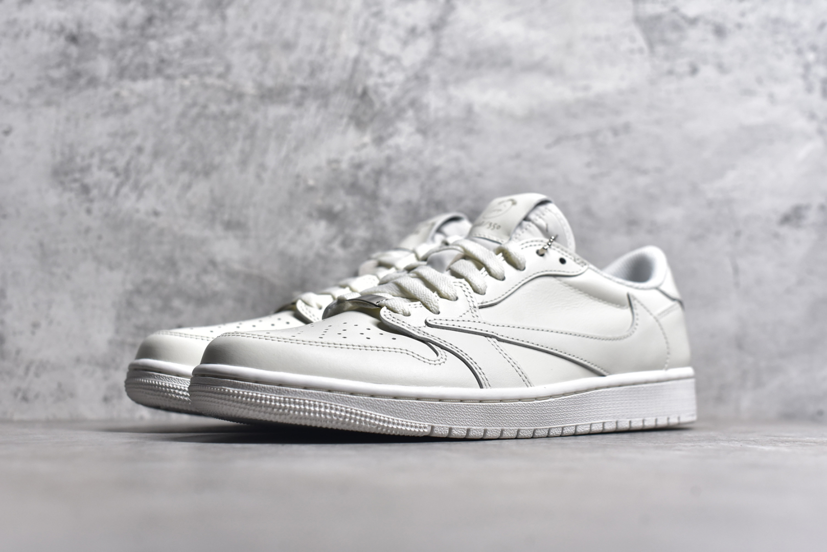 图片[2]-#Travis Scott x Air Jordan AJ1 Low OG SP TS联名倒钩低帮 亲友限定 纯白 TD1228-111 圈内最强倒钩系列 高端零售特供批次 产品品控稳定性领先行业 各方面均可对飙L版 良心定价不杀猪 SZ原厂全套原楦原纸板冲刀磨具开发 原厂皮料加持 原厂港宝加持定型后跟R度完美 同源原厂电绣 鬼脸飞翼针数密度立体效果一致 百分百一致原鞋 原厂拉帮工艺 针距密度一致 后跟弧度收口自然不对折 极致一眼正品既视感 进口玻璃冲刀皮料裁剪零毛边 全鞋电脑针车工艺 品控清洁度最高QC检验标准 免检产品 原厂订购鞋盒、鞋标、防尘纸、鞋撑、鞋带 追求极致的原厂味道 尺码：40 40.5 41 42 42.5 43 44 44.5 45 46 47.5-选品中心