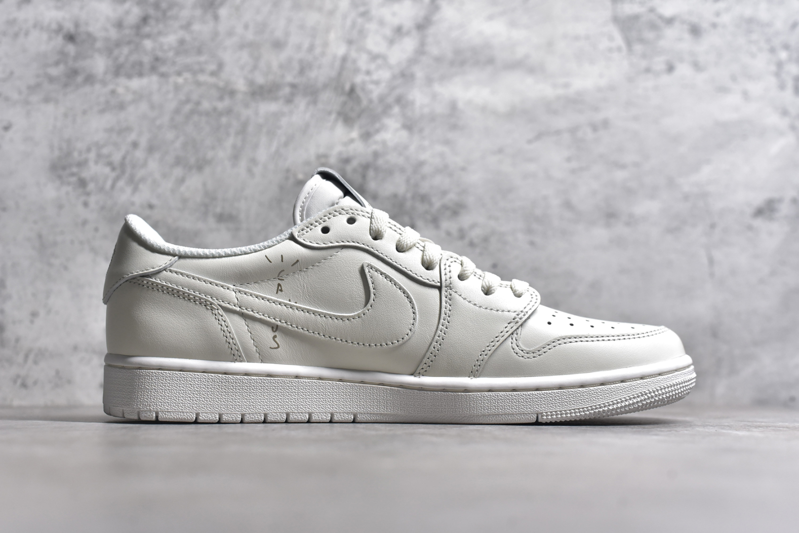 图片[3]-#Travis Scott x Air Jordan AJ1 Low OG SP TS联名倒钩低帮 亲友限定 纯白 TD1228-111 圈内最强倒钩系列 高端零售特供批次 产品品控稳定性领先行业 各方面均可对飙L版 良心定价不杀猪 SZ原厂全套原楦原纸板冲刀磨具开发 原厂皮料加持 原厂港宝加持定型后跟R度完美 同源原厂电绣 鬼脸飞翼针数密度立体效果一致 百分百一致原鞋 原厂拉帮工艺 针距密度一致 后跟弧度收口自然不对折 极致一眼正品既视感 进口玻璃冲刀皮料裁剪零毛边 全鞋电脑针车工艺 品控清洁度最高QC检验标准 免检产品 原厂订购鞋盒、鞋标、防尘纸、鞋撑、鞋带 追求极致的原厂味道 尺码：40 40.5 41 42 42.5 43 44 44.5 45 46 47.5-选品中心