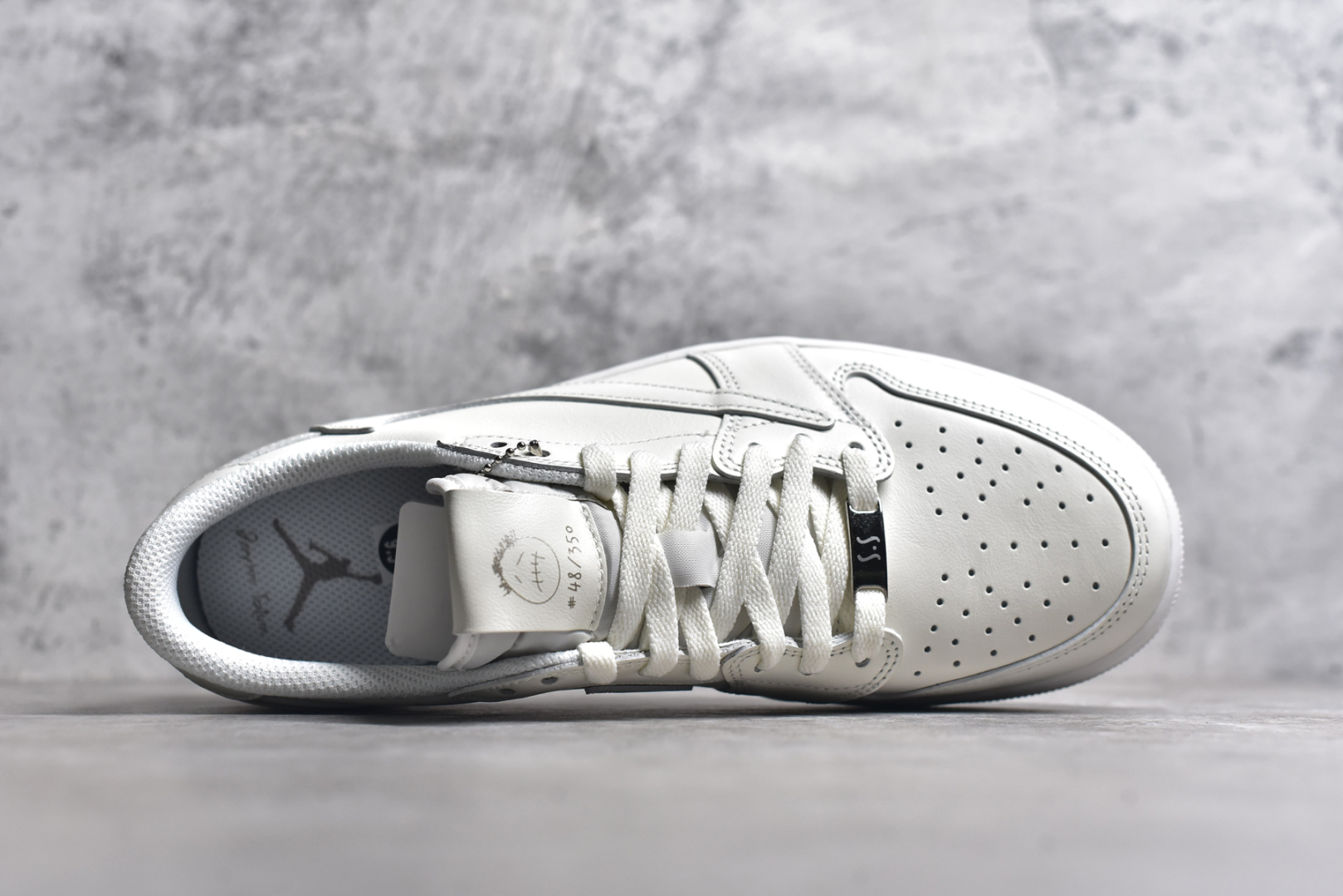 图片[4]-#Travis Scott x Air Jordan AJ1 Low OG SP TS联名倒钩低帮 亲友限定 纯白 TD1228-111 圈内最强倒钩系列 高端零售特供批次 产品品控稳定性领先行业 各方面均可对飙L版 良心定价不杀猪 SZ原厂全套原楦原纸板冲刀磨具开发 原厂皮料加持 原厂港宝加持定型后跟R度完美 同源原厂电绣 鬼脸飞翼针数密度立体效果一致 百分百一致原鞋 原厂拉帮工艺 针距密度一致 后跟弧度收口自然不对折 极致一眼正品既视感 进口玻璃冲刀皮料裁剪零毛边 全鞋电脑针车工艺 品控清洁度最高QC检验标准 免检产品 原厂订购鞋盒、鞋标、防尘纸、鞋撑、鞋带 追求极致的原厂味道 尺码：40 40.5 41 42 42.5 43 44 44.5 45 46 47.5-选品中心