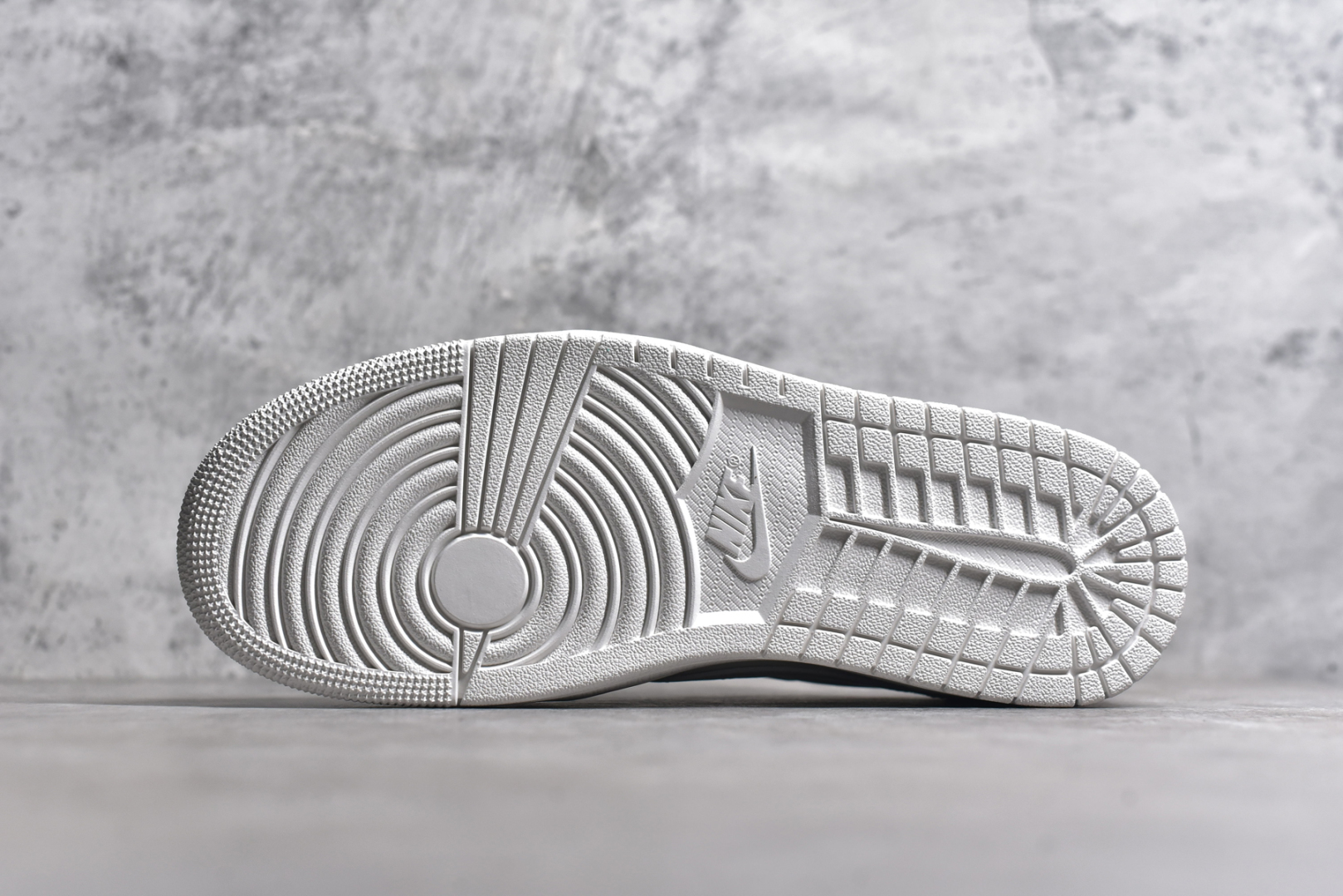 图片[6]-#Travis Scott x Air Jordan AJ1 Low OG SP TS联名倒钩低帮 亲友限定 纯白 TD1228-111 圈内最强倒钩系列 高端零售特供批次 产品品控稳定性领先行业 各方面均可对飙L版 良心定价不杀猪 SZ原厂全套原楦原纸板冲刀磨具开发 原厂皮料加持 原厂港宝加持定型后跟R度完美 同源原厂电绣 鬼脸飞翼针数密度立体效果一致 百分百一致原鞋 原厂拉帮工艺 针距密度一致 后跟弧度收口自然不对折 极致一眼正品既视感 进口玻璃冲刀皮料裁剪零毛边 全鞋电脑针车工艺 品控清洁度最高QC检验标准 免检产品 原厂订购鞋盒、鞋标、防尘纸、鞋撑、鞋带 追求极致的原厂味道 尺码：40 40.5 41 42 42.5 43 44 44.5 45 46 47.5-选品中心