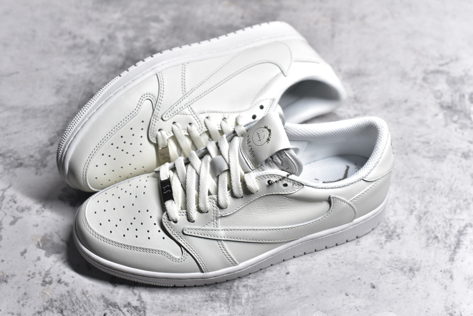 图片[7]-#Travis Scott x Air Jordan AJ1 Low OG SP TS联名倒钩低帮 亲友限定 纯白 TD1228-111 圈内最强倒钩系列 高端零售特供批次 产品品控稳定性领先行业 各方面均可对飙L版 良心定价不杀猪 SZ原厂全套原楦原纸板冲刀磨具开发 原厂皮料加持 原厂港宝加持定型后跟R度完美 同源原厂电绣 鬼脸飞翼针数密度立体效果一致 百分百一致原鞋 原厂拉帮工艺 针距密度一致 后跟弧度收口自然不对折 极致一眼正品既视感 进口玻璃冲刀皮料裁剪零毛边 全鞋电脑针车工艺 品控清洁度最高QC检验标准 免检产品 原厂订购鞋盒、鞋标、防尘纸、鞋撑、鞋带 追求极致的原厂味道 尺码：40 40.5 41 42 42.5 43 44 44.5 45 46 47.5-选品中心