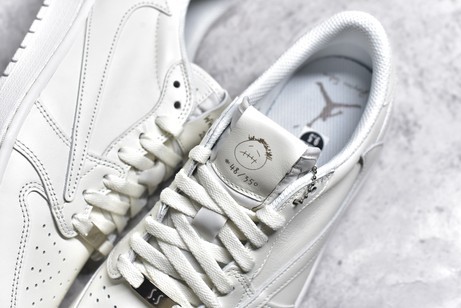 图片[9]-#Travis Scott x Air Jordan AJ1 Low OG SP TS联名倒钩低帮 亲友限定 纯白 TD1228-111 圈内最强倒钩系列 高端零售特供批次 产品品控稳定性领先行业 各方面均可对飙L版 良心定价不杀猪 SZ原厂全套原楦原纸板冲刀磨具开发 原厂皮料加持 原厂港宝加持定型后跟R度完美 同源原厂电绣 鬼脸飞翼针数密度立体效果一致 百分百一致原鞋 原厂拉帮工艺 针距密度一致 后跟弧度收口自然不对折 极致一眼正品既视感 进口玻璃冲刀皮料裁剪零毛边 全鞋电脑针车工艺 品控清洁度最高QC检验标准 免检产品 原厂订购鞋盒、鞋标、防尘纸、鞋撑、鞋带 追求极致的原厂味道 尺码：40 40.5 41 42 42.5 43 44 44.5 45 46 47.5-选品中心