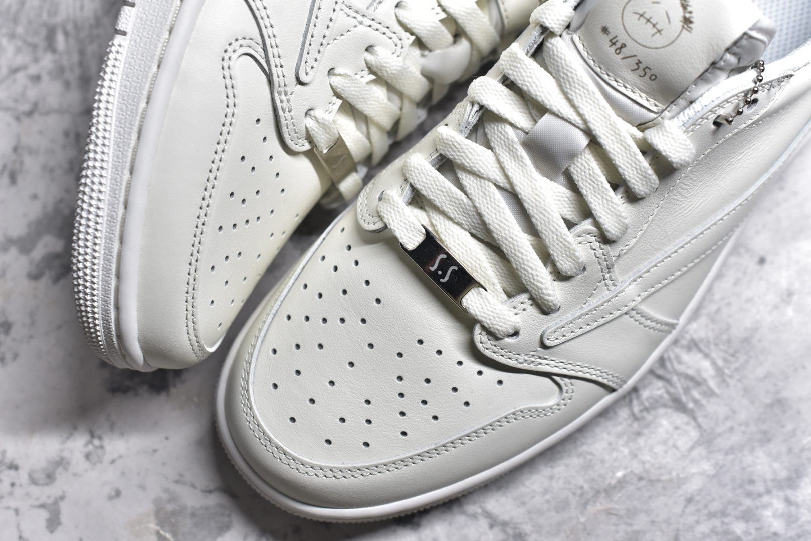 图片[8]-#Travis Scott x Air Jordan AJ1 Low OG SP TS联名倒钩低帮 亲友限定 纯白 TD1228-111 圈内最强倒钩系列 高端零售特供批次 产品品控稳定性领先行业 各方面均可对飙L版 良心定价不杀猪 SZ原厂全套原楦原纸板冲刀磨具开发 原厂皮料加持 原厂港宝加持定型后跟R度完美 同源原厂电绣 鬼脸飞翼针数密度立体效果一致 百分百一致原鞋 原厂拉帮工艺 针距密度一致 后跟弧度收口自然不对折 极致一眼正品既视感 进口玻璃冲刀皮料裁剪零毛边 全鞋电脑针车工艺 品控清洁度最高QC检验标准 免检产品 原厂订购鞋盒、鞋标、防尘纸、鞋撑、鞋带 追求极致的原厂味道 尺码：40 40.5 41 42 42.5 43 44 44.5 45 46 47.5-选品中心