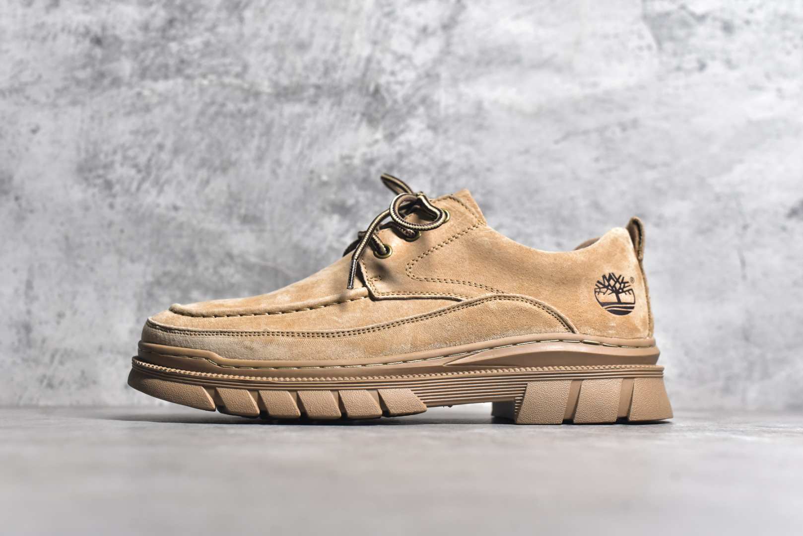 #Timberland 天伯伦/添柏岚经典款 24ss新款低帮 经典再造 全新升级 广东大厂品质 原盒原包装 面料采用意大利🇮🇹顶级磨砂牛皮 搭配防臭防腐真皮乳胶鞋垫 给您完美的穿着体验 质量考究耐穿 型男必备 专治不帅 高品质脚感一流 独家供应 尺码：38 39 40 41 42 43 44 偏大一码-选品中心
