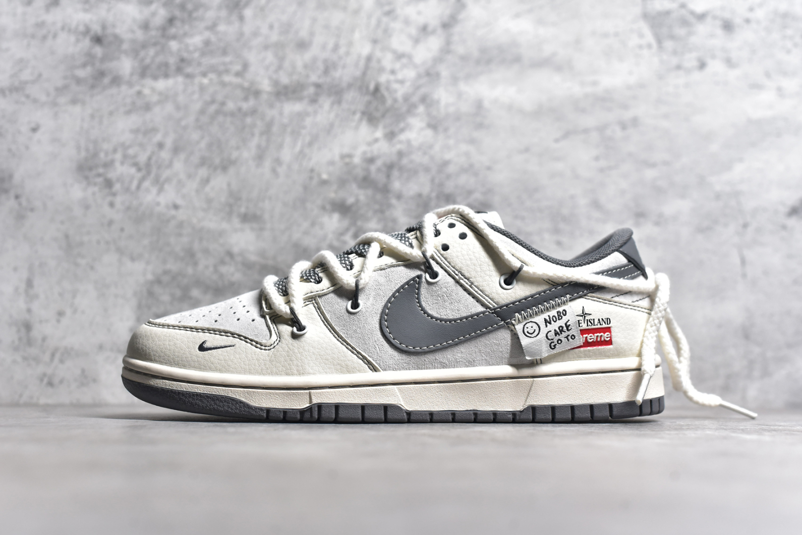 #NK SB Dunk Low Supreme x 石头岛三方联名-绑带贴布灰勾 周年高端定制 低帮休闲板鞋 YX5066-203 #定制鞋盒 大厂纯原品质出货 超高清洁度 皮料切割干净无任何毛边 细节完美 尺码：36 36.5 37.5 38 38.5 39 40 40.5 41 42 42.5 43 44 44.5 45-选品中心
