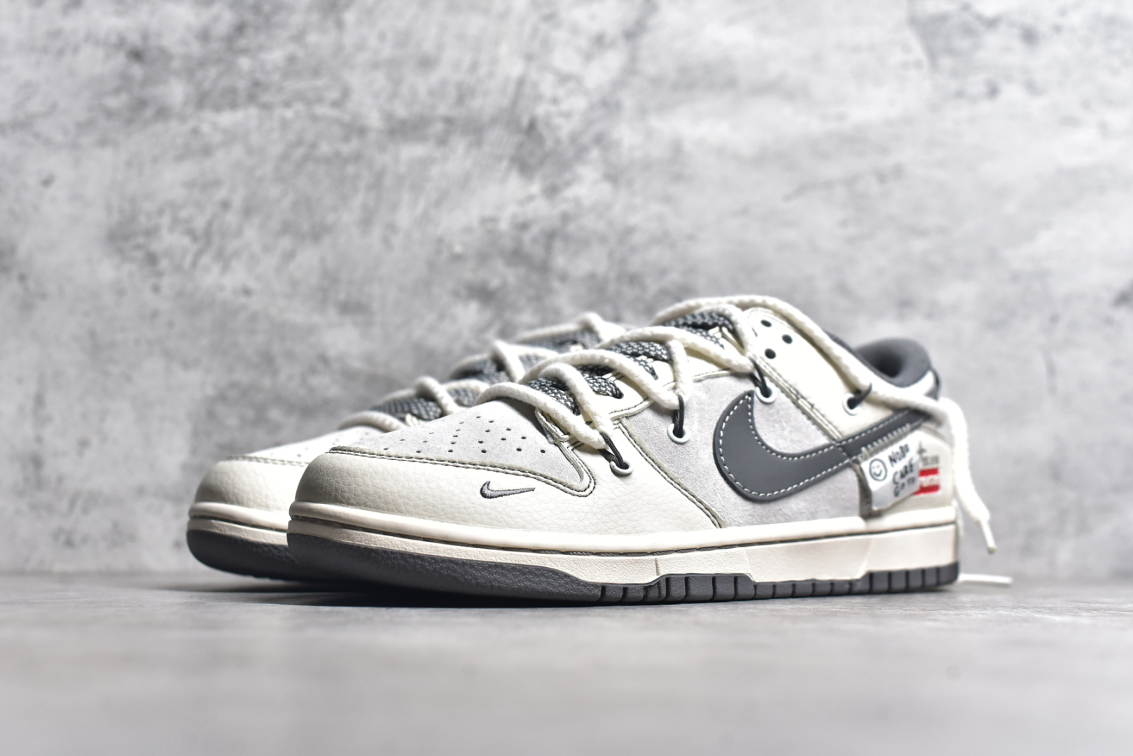 图片[2]-#NK SB Dunk Low Supreme x 石头岛三方联名-绑带贴布灰勾 周年高端定制 低帮休闲板鞋 YX5066-203 #定制鞋盒 大厂纯原品质出货 超高清洁度 皮料切割干净无任何毛边 细节完美 尺码：36 36.5 37.5 38 38.5 39 40 40.5 41 42 42.5 43 44 44.5 45-选品中心