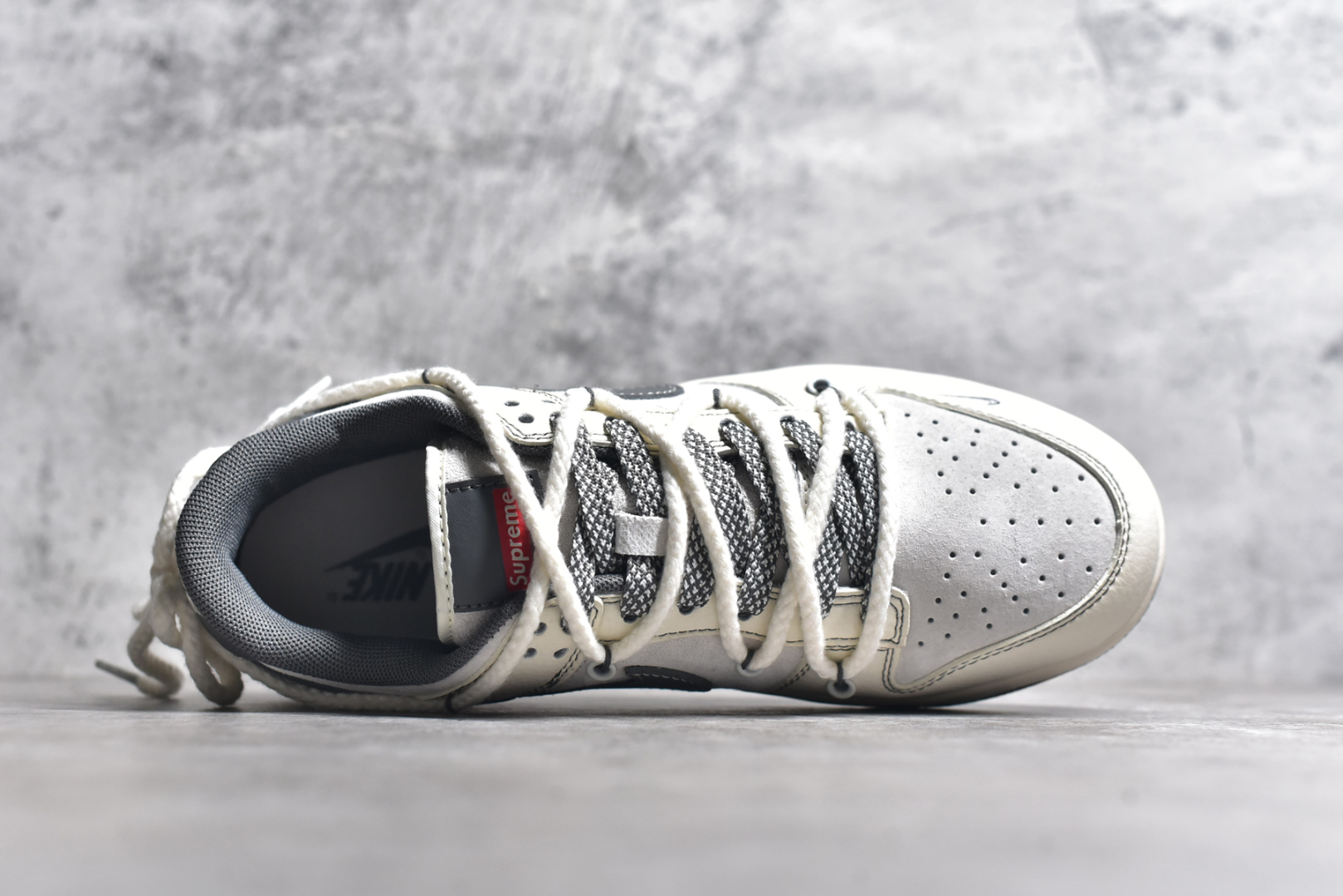 图片[4]-#NK SB Dunk Low Supreme x 石头岛三方联名-绑带贴布灰勾 周年高端定制 低帮休闲板鞋 YX5066-203 #定制鞋盒 大厂纯原品质出货 超高清洁度 皮料切割干净无任何毛边 细节完美 尺码：36 36.5 37.5 38 38.5 39 40 40.5 41 42 42.5 43 44 44.5 45-选品中心