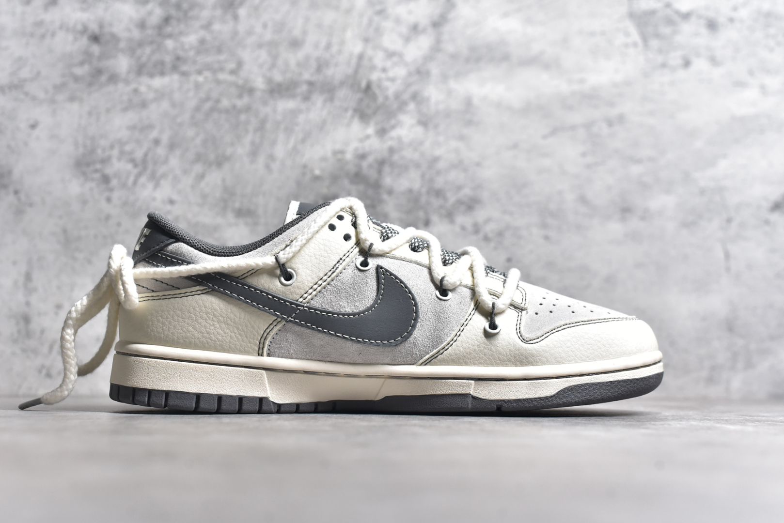 图片[3]-#NK SB Dunk Low Supreme x 石头岛三方联名-绑带贴布灰勾 周年高端定制 低帮休闲板鞋 YX5066-203 #定制鞋盒 大厂纯原品质出货 超高清洁度 皮料切割干净无任何毛边 细节完美 尺码：36 36.5 37.5 38 38.5 39 40 40.5 41 42 42.5 43 44 44.5 45-选品中心