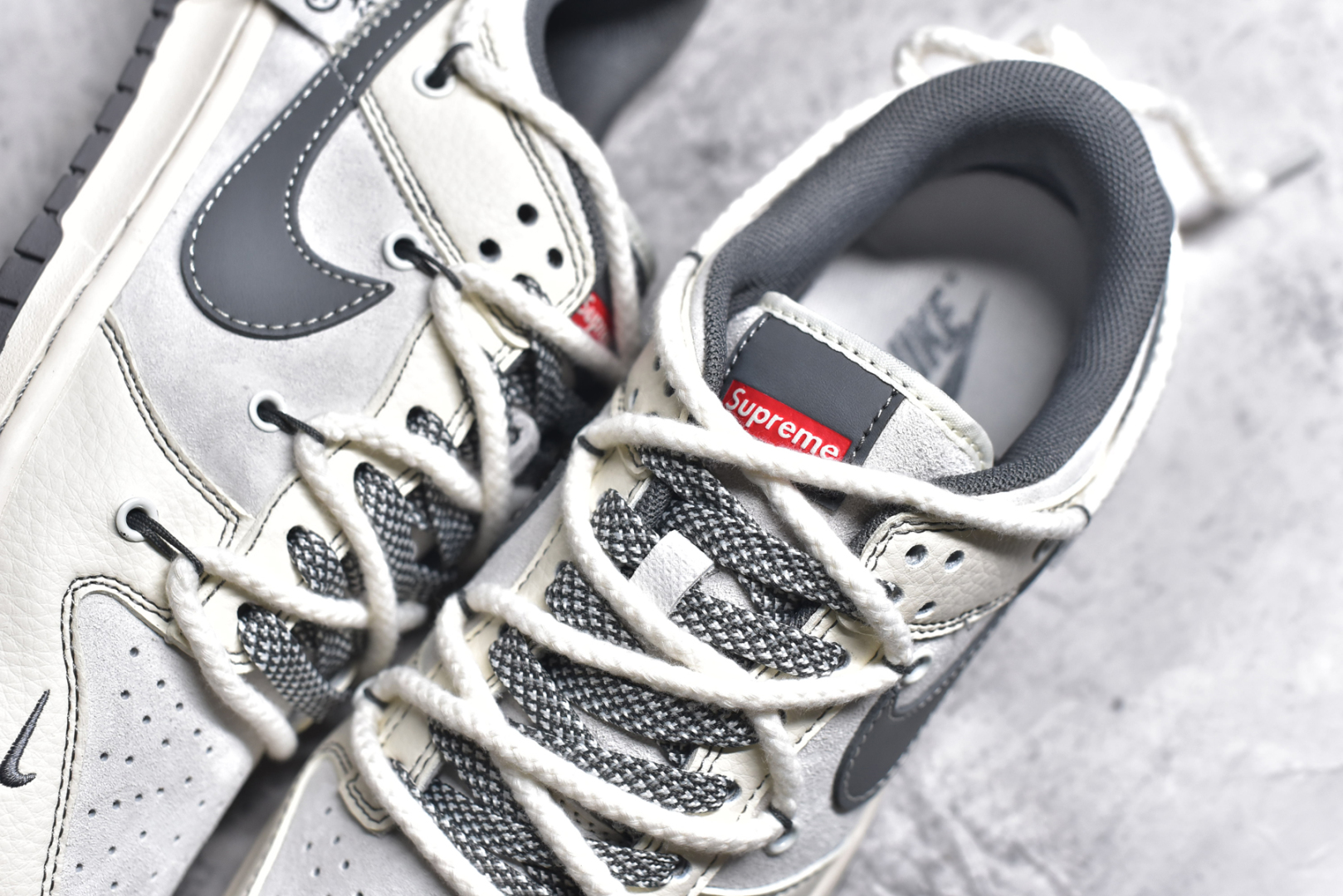 图片[9]-#NK SB Dunk Low Supreme x 石头岛三方联名-绑带贴布灰勾 周年高端定制 低帮休闲板鞋 YX5066-203 #定制鞋盒 大厂纯原品质出货 超高清洁度 皮料切割干净无任何毛边 细节完美 尺码：36 36.5 37.5 38 38.5 39 40 40.5 41 42 42.5 43 44 44.5 45-选品中心