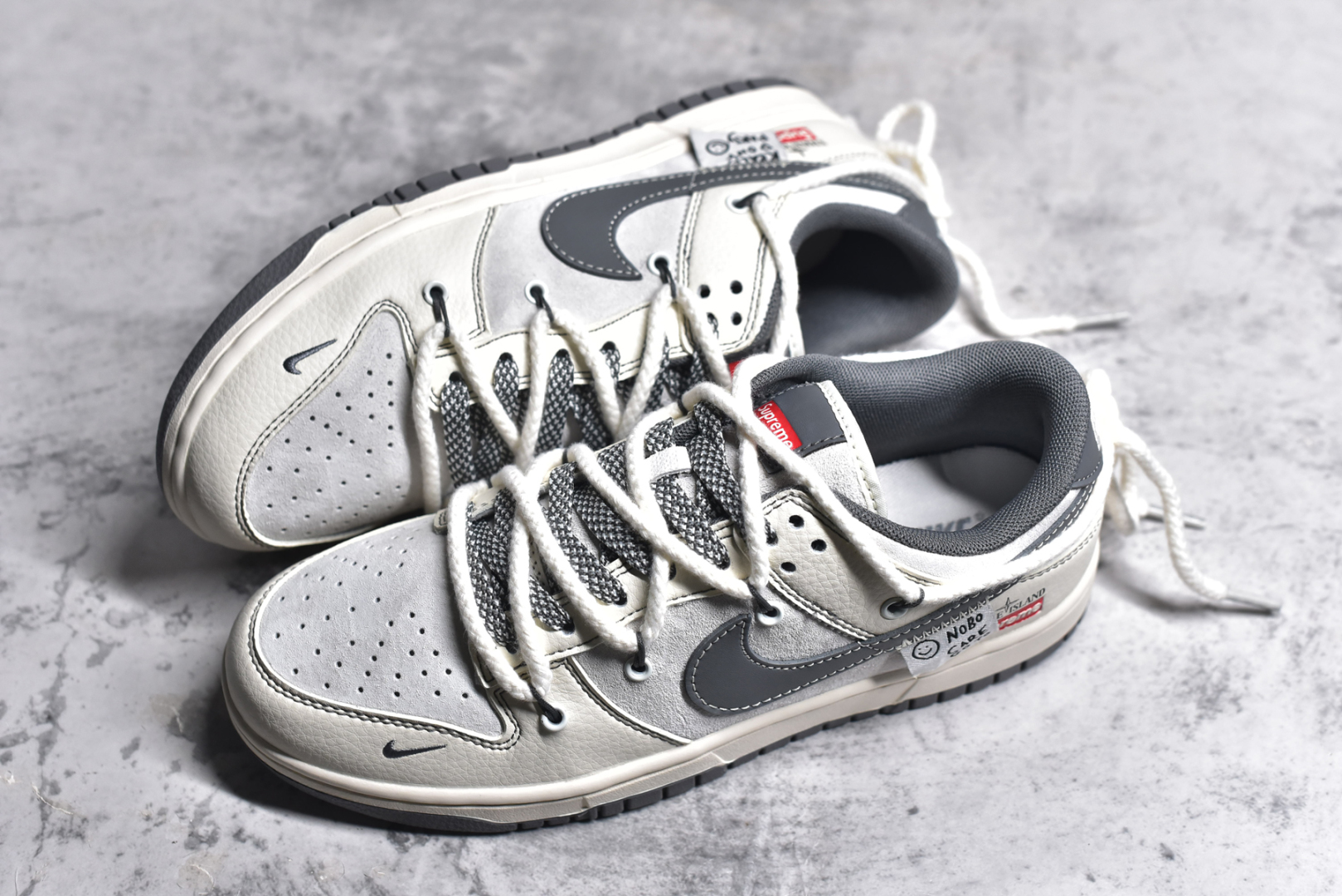 图片[7]-#NK SB Dunk Low Supreme x 石头岛三方联名-绑带贴布灰勾 周年高端定制 低帮休闲板鞋 YX5066-203 #定制鞋盒 大厂纯原品质出货 超高清洁度 皮料切割干净无任何毛边 细节完美 尺码：36 36.5 37.5 38 38.5 39 40 40.5 41 42 42.5 43 44 44.5 45-选品中心