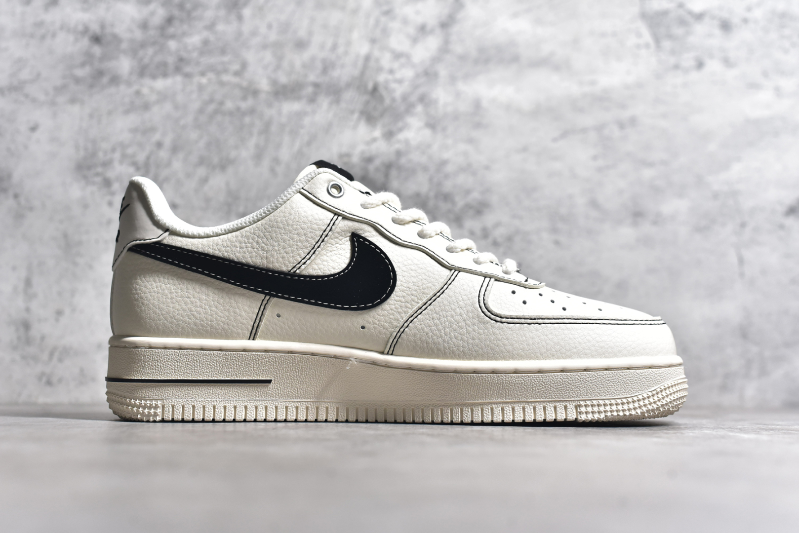 图片[3]-#NK Air Force 1\’07 Low 斯图西联名-米白黑勾红标 空军一号 低帮休闲板鞋 SJ6698-015 #原楦头原纸板 原装鞋盒 定制五金配件 内置全掌气垫 原厂鞋底 尺码：36 36.5 37.5 38 38.5 39 40 40.5 41 42 42.5 43 44 44.5 45-选品中心