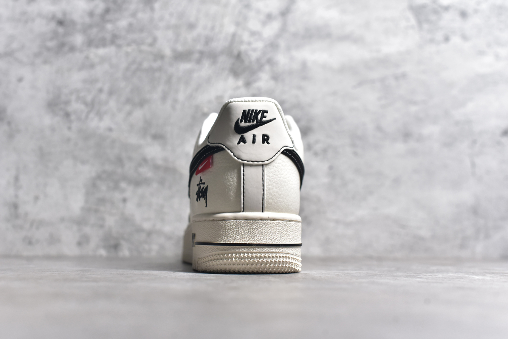 图片[5]-#NK Air Force 1\’07 Low 斯图西联名-米白黑勾红标 空军一号 低帮休闲板鞋 SJ6698-015 #原楦头原纸板 原装鞋盒 定制五金配件 内置全掌气垫 原厂鞋底 尺码：36 36.5 37.5 38 38.5 39 40 40.5 41 42 42.5 43 44 44.5 45-选品中心