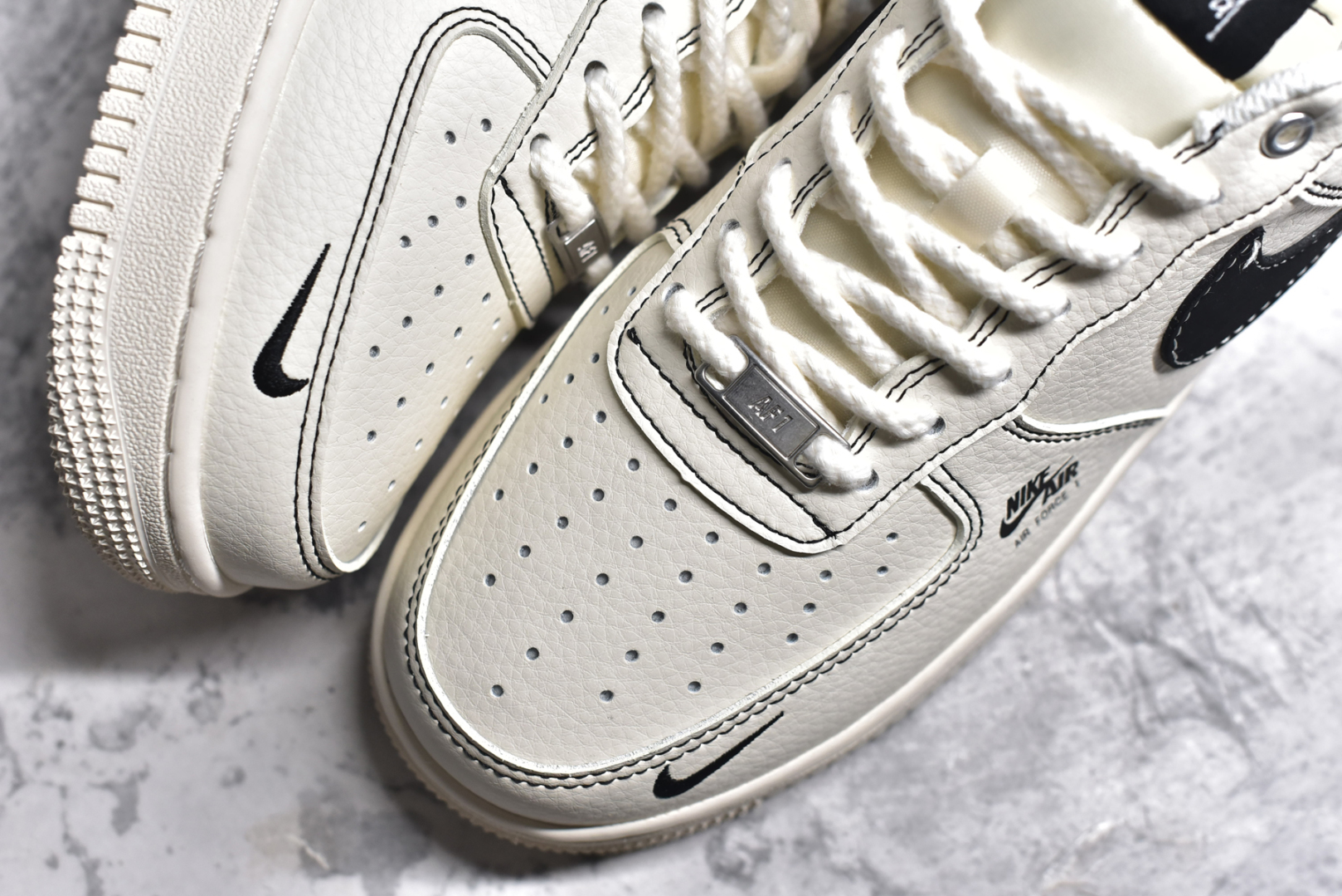 图片[8]-#NK Air Force 1\’07 Low 斯图西联名-米白黑勾红标 空军一号 低帮休闲板鞋 SJ6698-015 #原楦头原纸板 原装鞋盒 定制五金配件 内置全掌气垫 原厂鞋底 尺码：36 36.5 37.5 38 38.5 39 40 40.5 41 42 42.5 43 44 44.5 45-选品中心