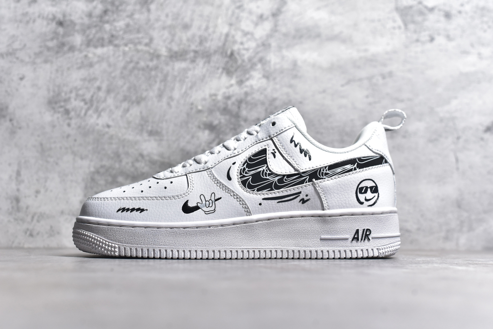 #NK Air Force 1\’07 Low \”Smiley Face\” 耐克笑脸 空军一号低帮休闲运动板鞋 FB8971-020 #耐克笑脸由一个简单的勾号和两点组成，像是一张正在微笑的脸。那流畅的线条勾勒出一种简洁而又极具感染力的形象。当阳光洒在海报上，耐克笑脸仿佛被赋予了生命，那笑容更加灿烂，仿佛在向每一个路过的人传递着积极与活力 尺码：36 36.5 37.5 38 38.5 39 40 40.5 41 42 42.5 43 44 44.5 45-选品中心