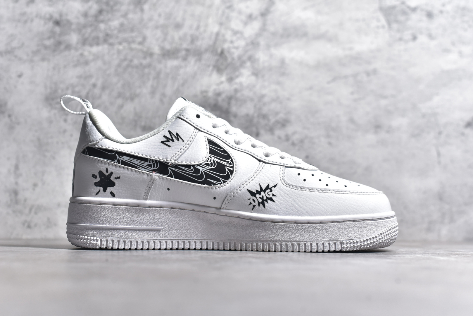 图片[3]-#NK Air Force 1\’07 Low \”Smiley Face\” 耐克笑脸 空军一号低帮休闲运动板鞋 FB8971-020 #耐克笑脸由一个简单的勾号和两点组成，像是一张正在微笑的脸。那流畅的线条勾勒出一种简洁而又极具感染力的形象。当阳光洒在海报上，耐克笑脸仿佛被赋予了生命，那笑容更加灿烂，仿佛在向每一个路过的人传递着积极与活力 尺码：36 36.5 37.5 38 38.5 39 40 40.5 41 42 42.5 43 44 44.5 45-选品中心